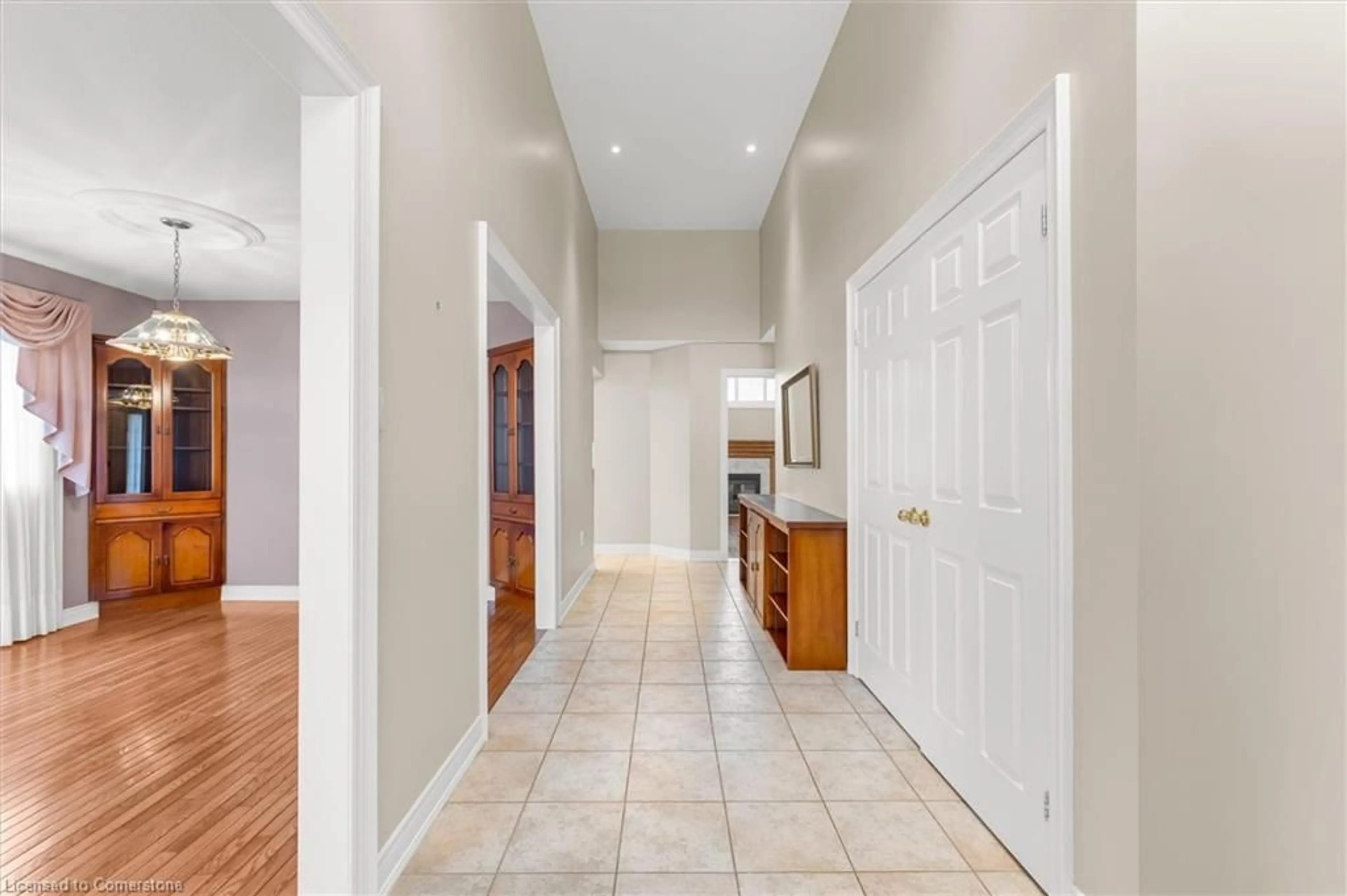 Indoor entryway for 66 Chelmsford Pl, Hamilton Ontario L8H 7T3