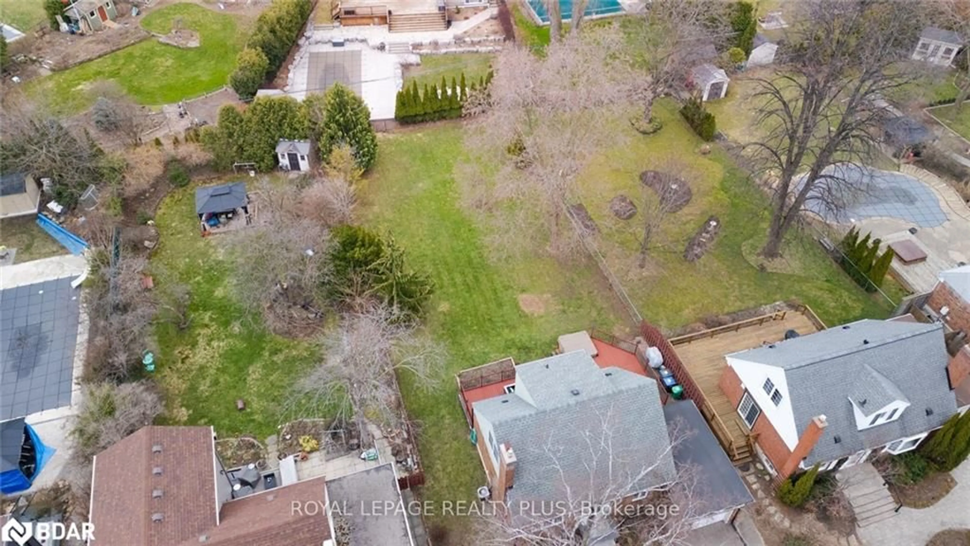 A pic from outside/outdoor area/front of a property/back of a property/a pic from drone, unknown for 2034 Harvest Dr, Mississauga Ontario L4Y 1T6