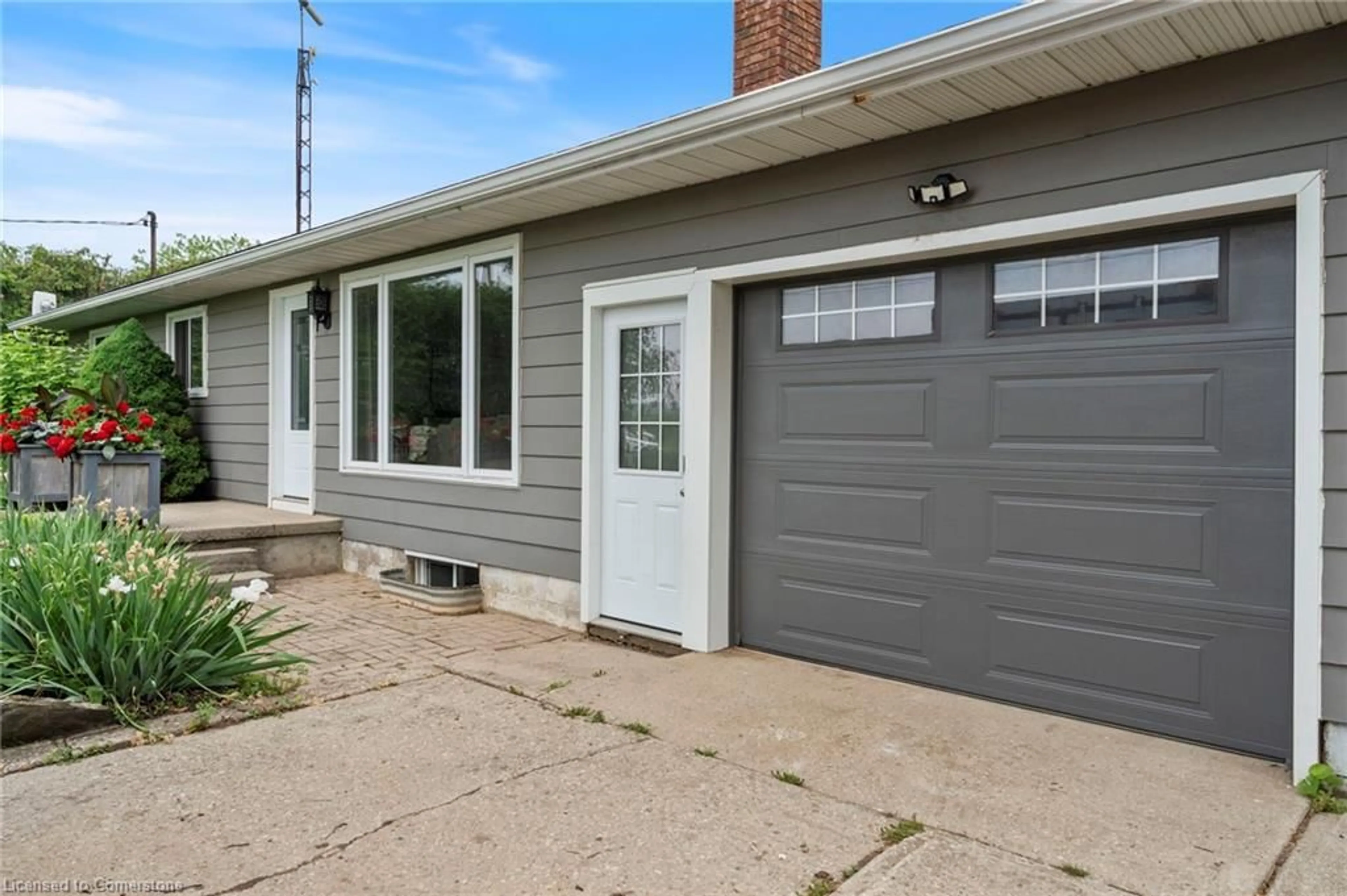 Home with vinyl exterior material, street for 407 Concession 14 Conc, Simcoe Ontario N3Y 4K3