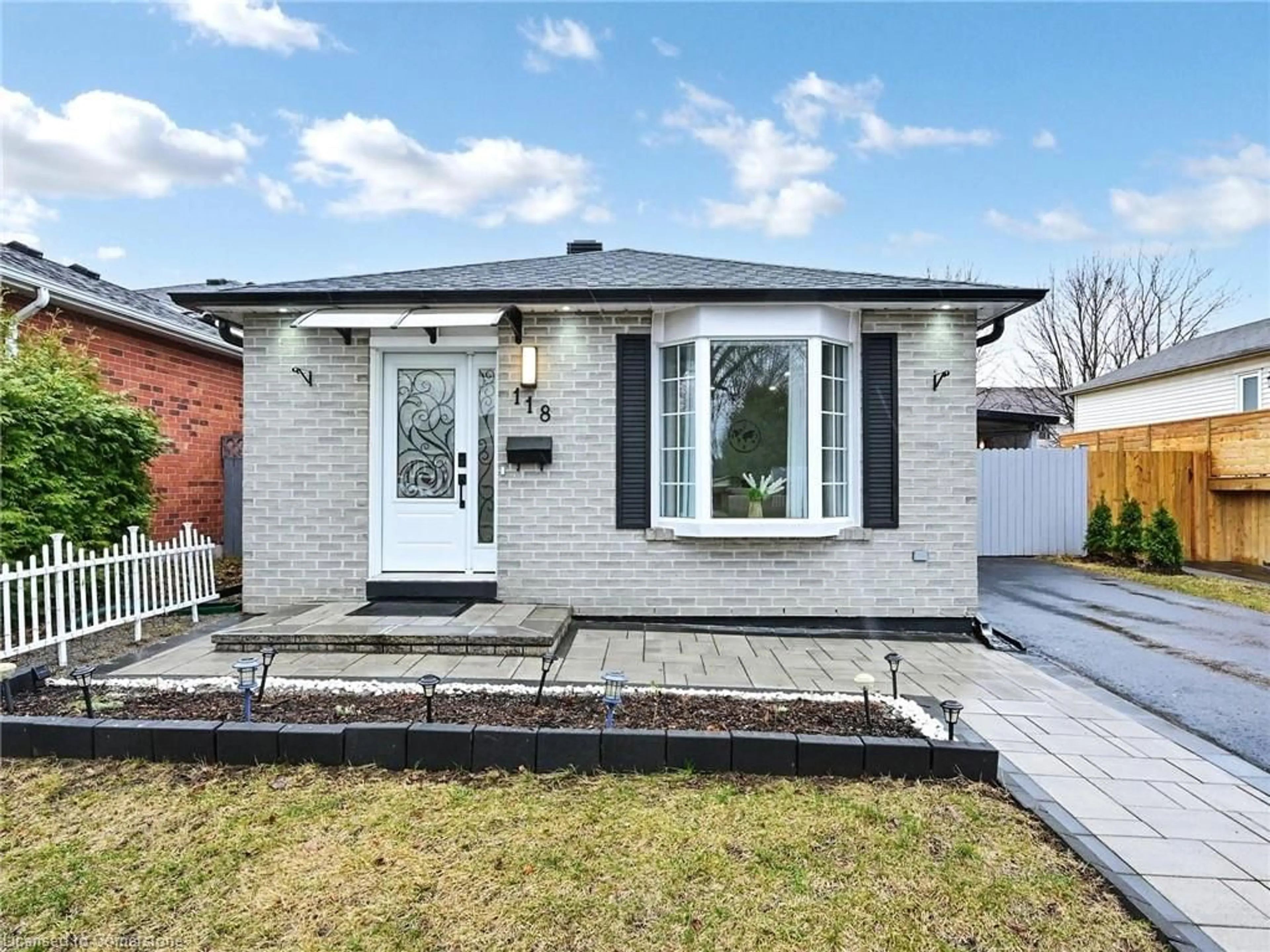 Home with brick exterior material, street for 118 Homefield Sq, Courtice Ontario L1E 1K9