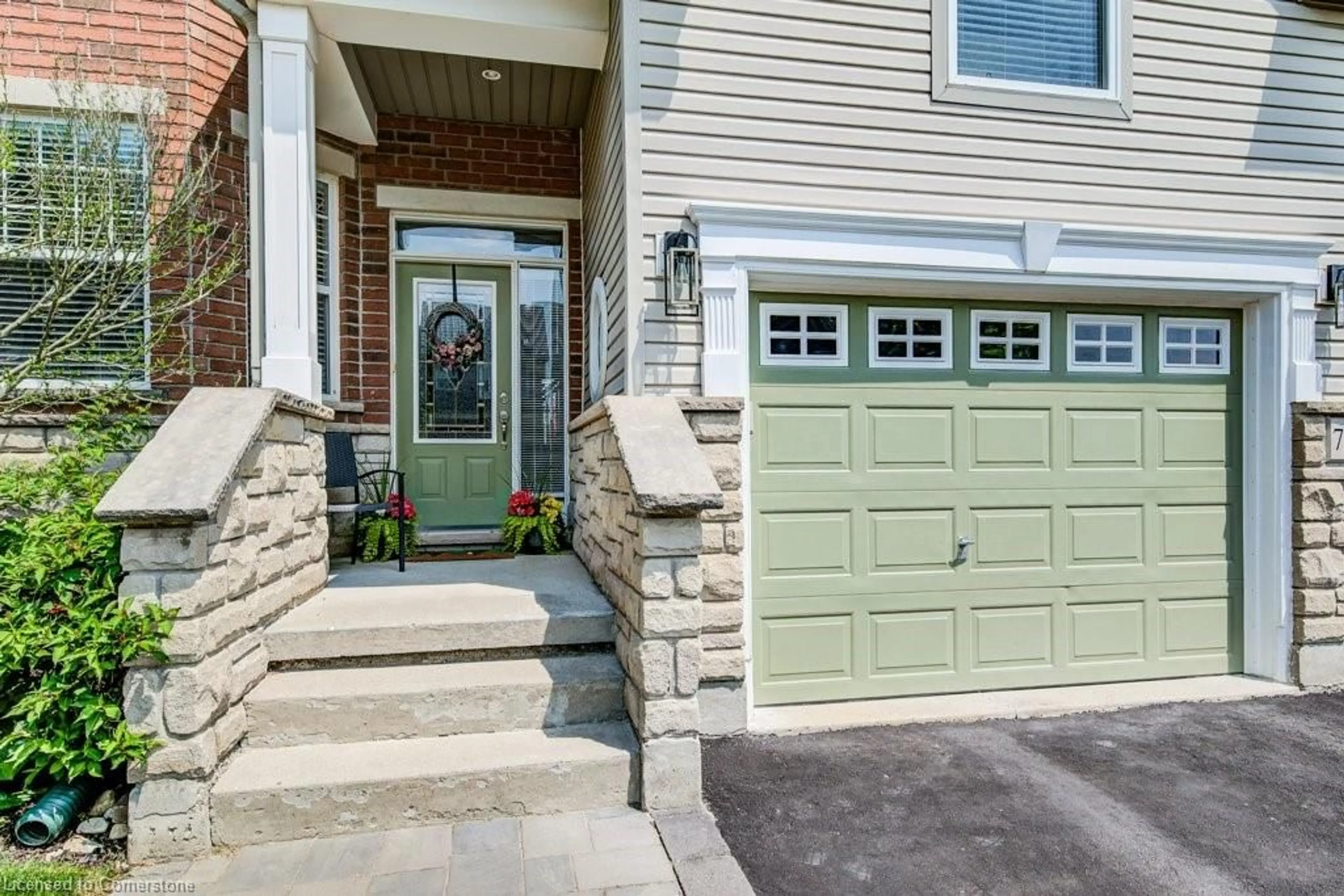Indoor entryway for 730 Keats Way, Waterloo Ontario N2T 2Y2