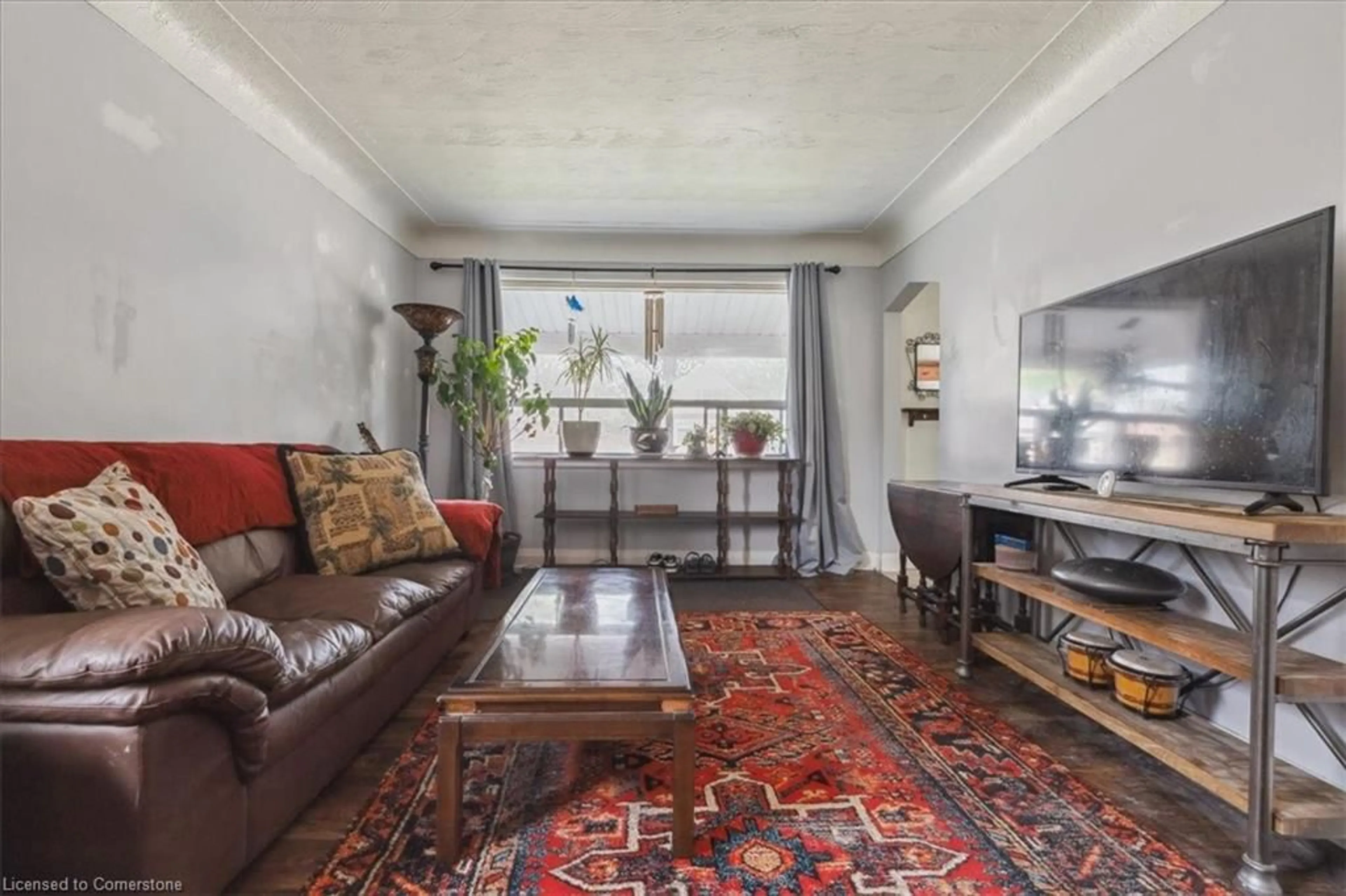 Living room with furniture, unknown for 276 East 37th St, Hamilton Ontario L8V 4B3