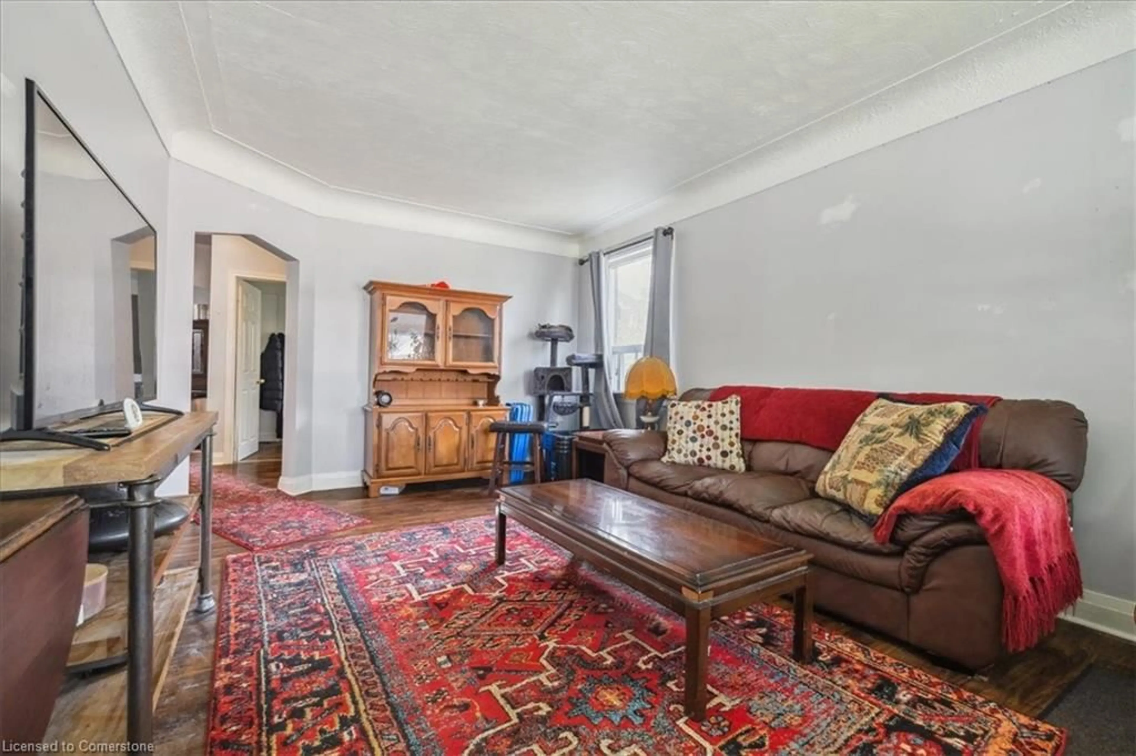 Living room with furniture, carpet floor for 276 East 37th St, Hamilton Ontario L8V 4B3