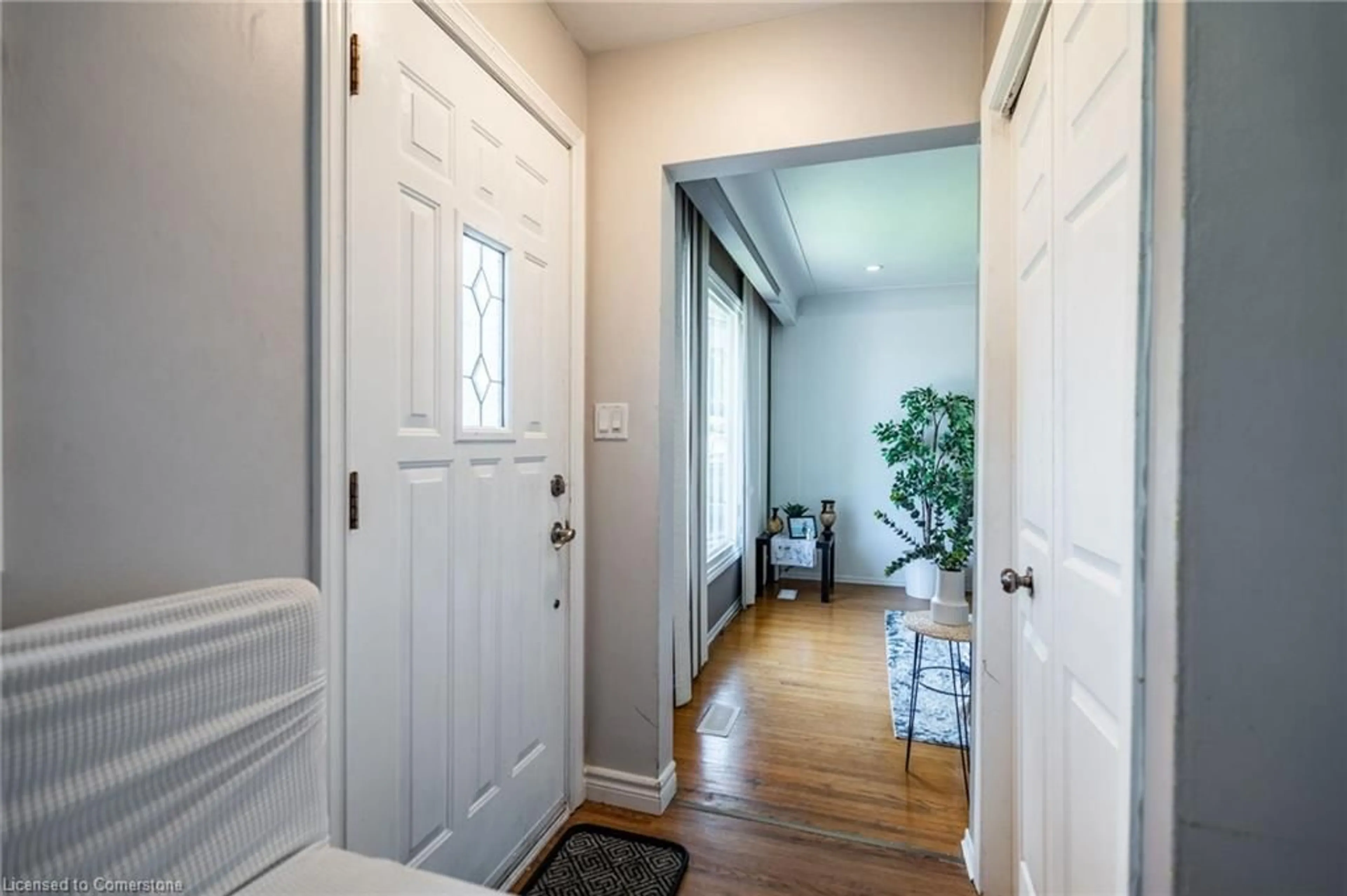 Indoor entryway for 112 Greeningdon Dr, Hamilton Ontario L9A 4W7