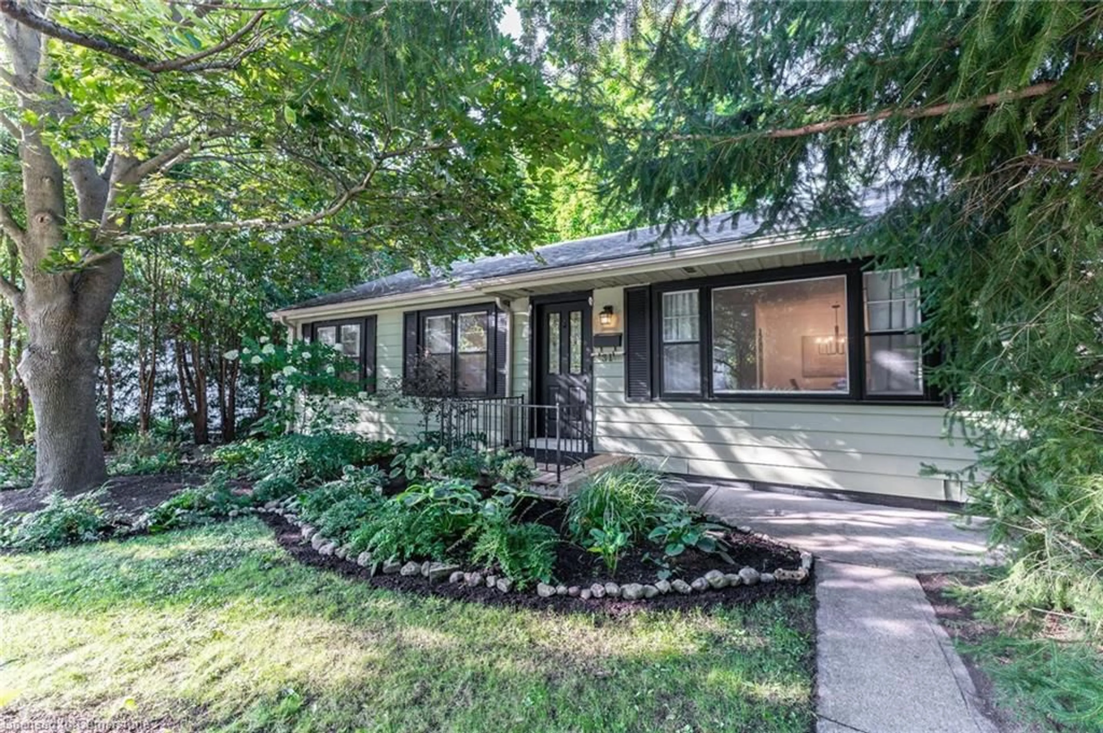 Home with vinyl exterior material, street for 31 Academy St, Hamilton Ontario L9G 2X8
