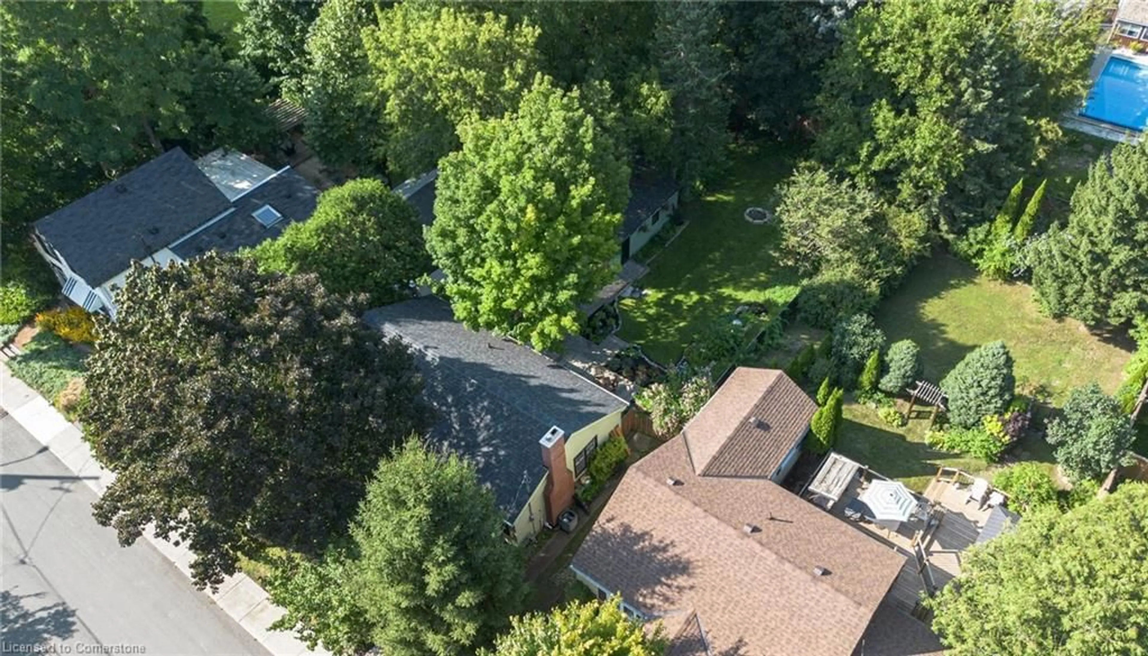 A pic from outside/outdoor area/front of a property/back of a property/a pic from drone, street for 31 Academy St, Hamilton Ontario L9G 2X8