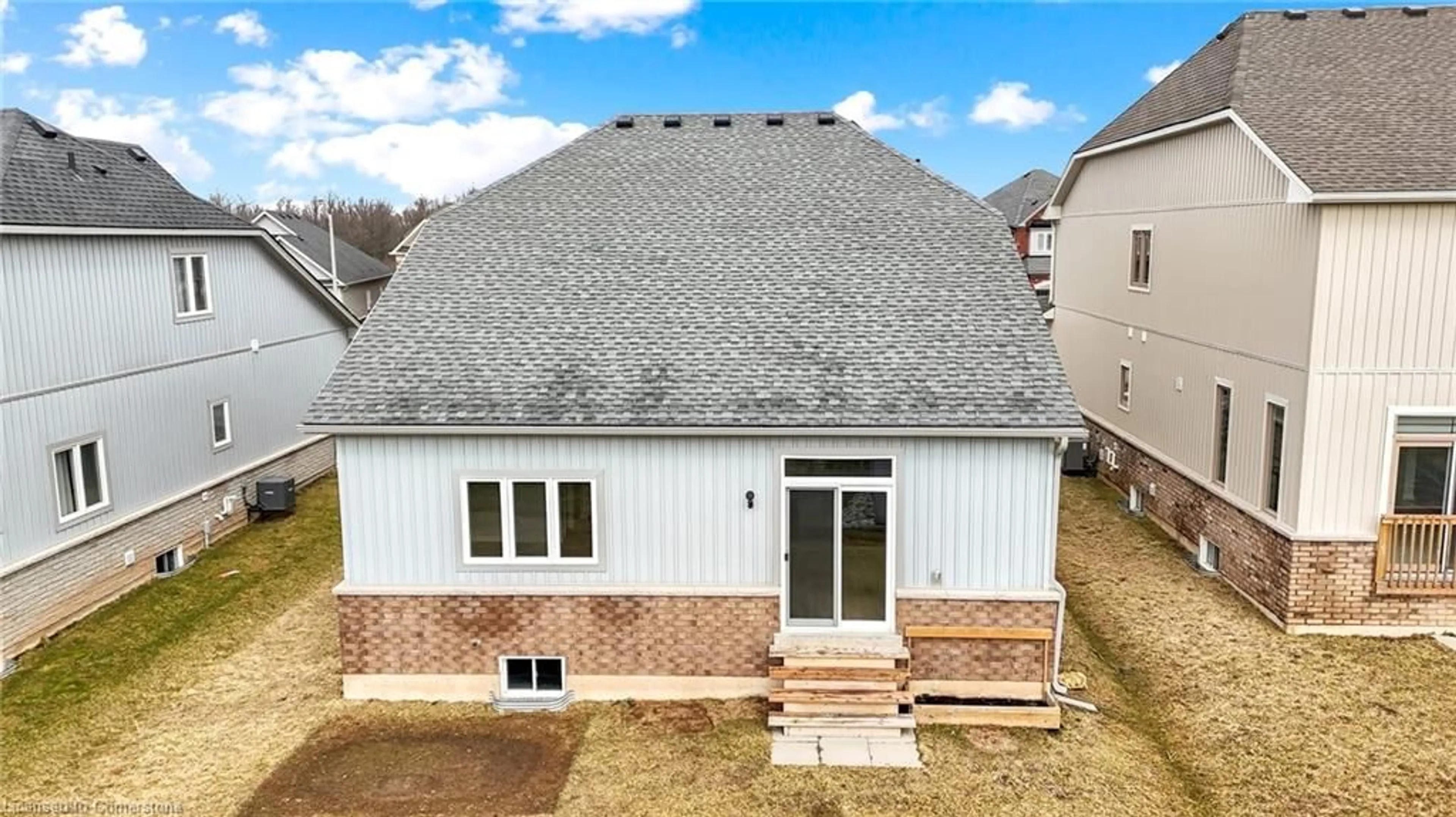 A pic from outside/outdoor area/front of a property/back of a property/a pic from drone, building for 1511 Marina Dr, Fort Erie Ontario L2A 0C7