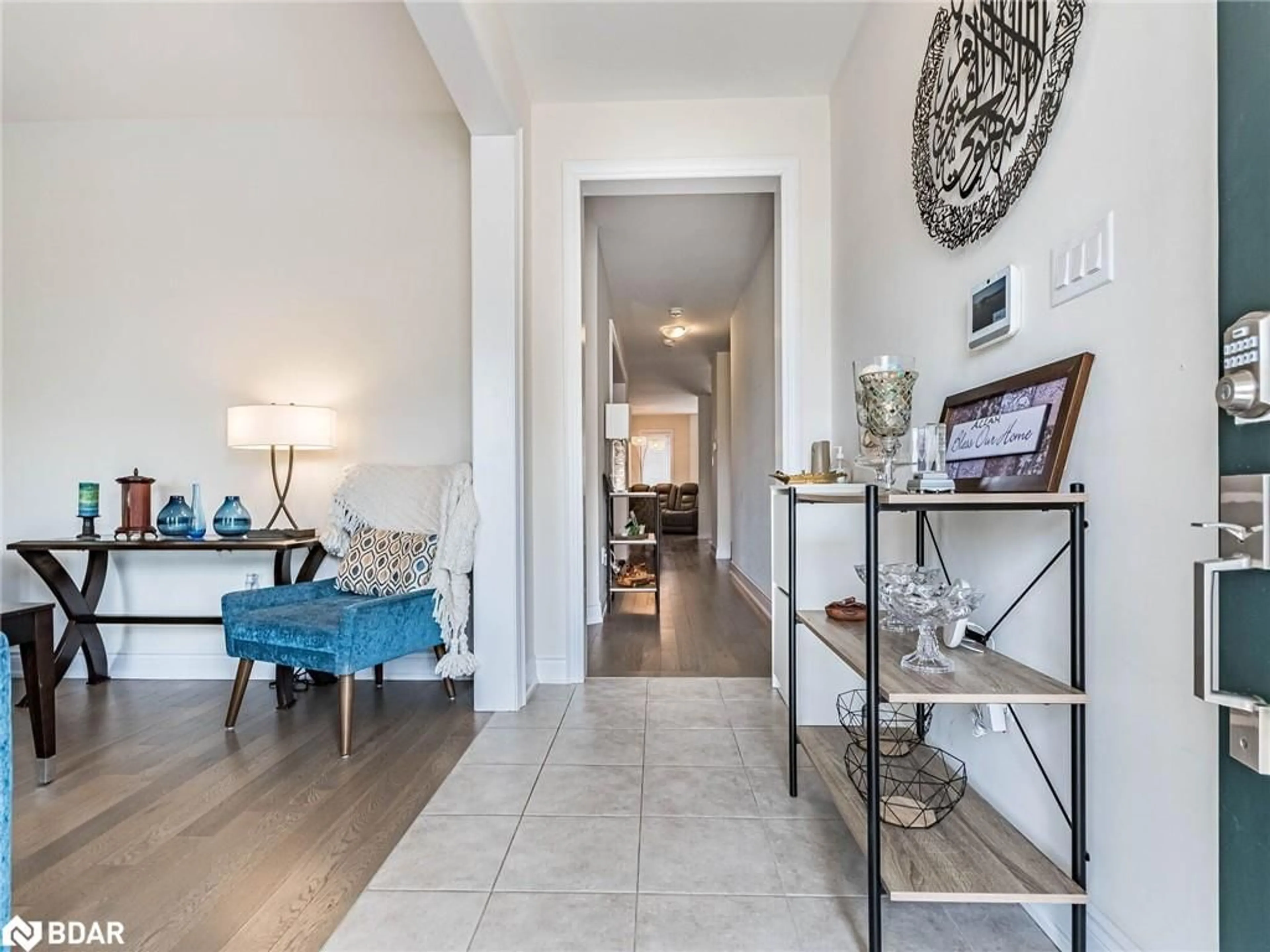 Indoor entryway for 8779 Chickory Trail, Niagara Falls Ontario L2H 3S4