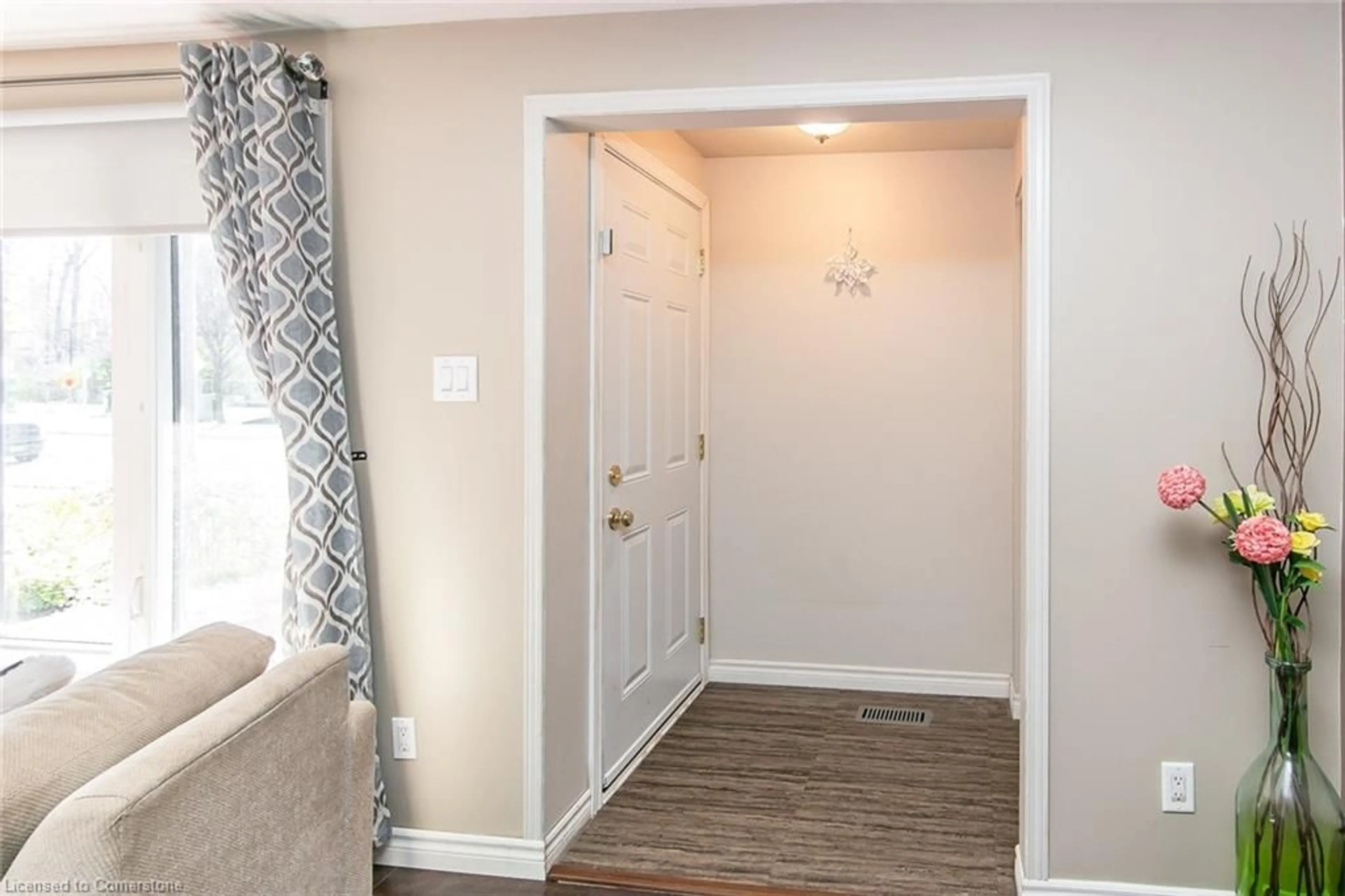 Indoor entryway for 130 Kingswood Dr #33, Kitchener Ontario N2E 1S9