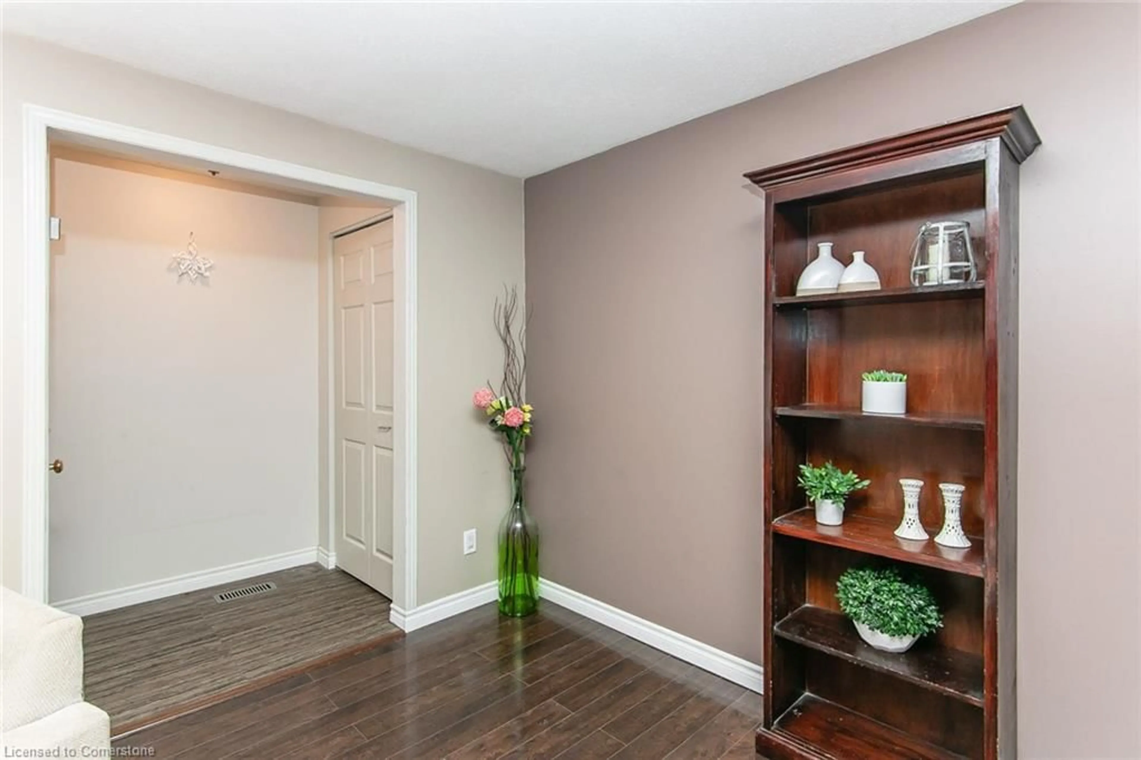 Indoor entryway for 130 Kingswood Dr #33, Kitchener Ontario N2E 1S9