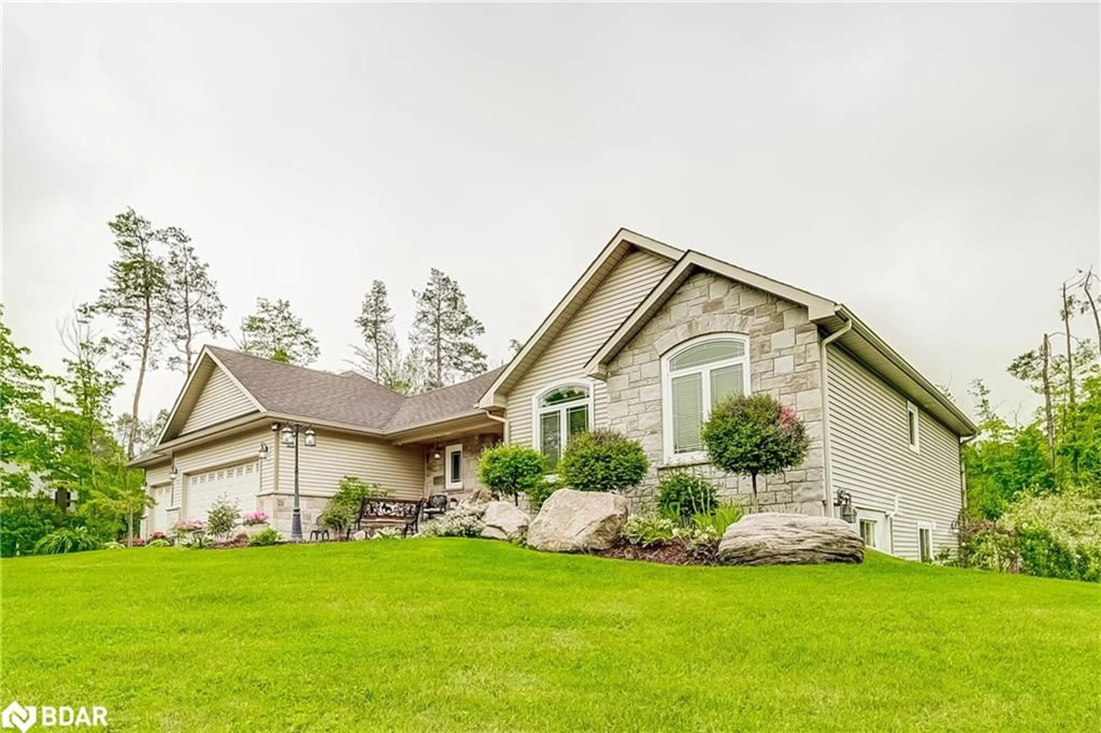 Home with vinyl exterior material, mountain view for 1716 Georgian Heights Boulevard, Waubaushene Ontario L0K 2C0
