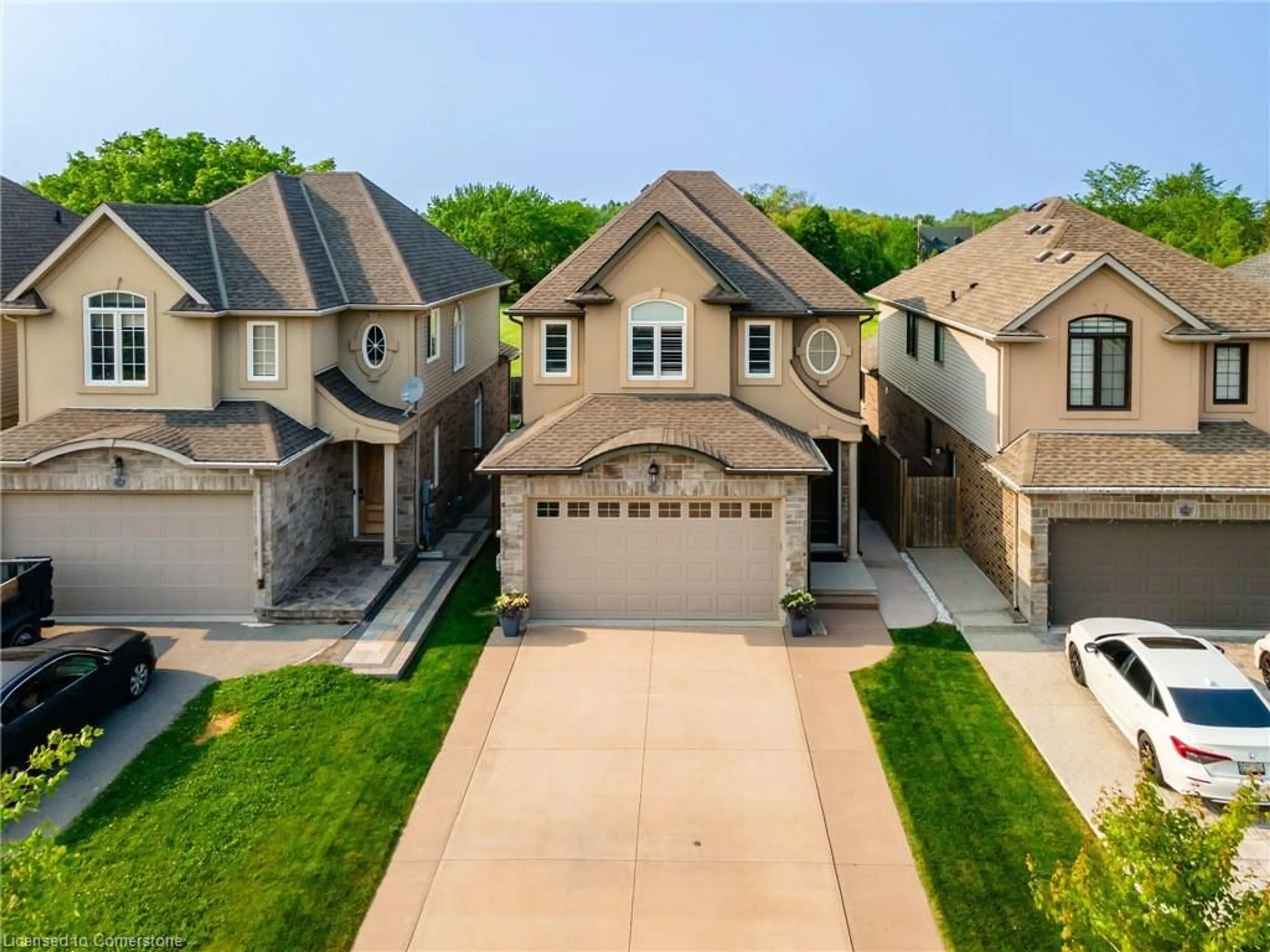 A pic from outside/outdoor area/front of a property/back of a property/a pic from drone, street for 8673 Jennifer Cres, Niagara Falls Ontario L2H 0J1