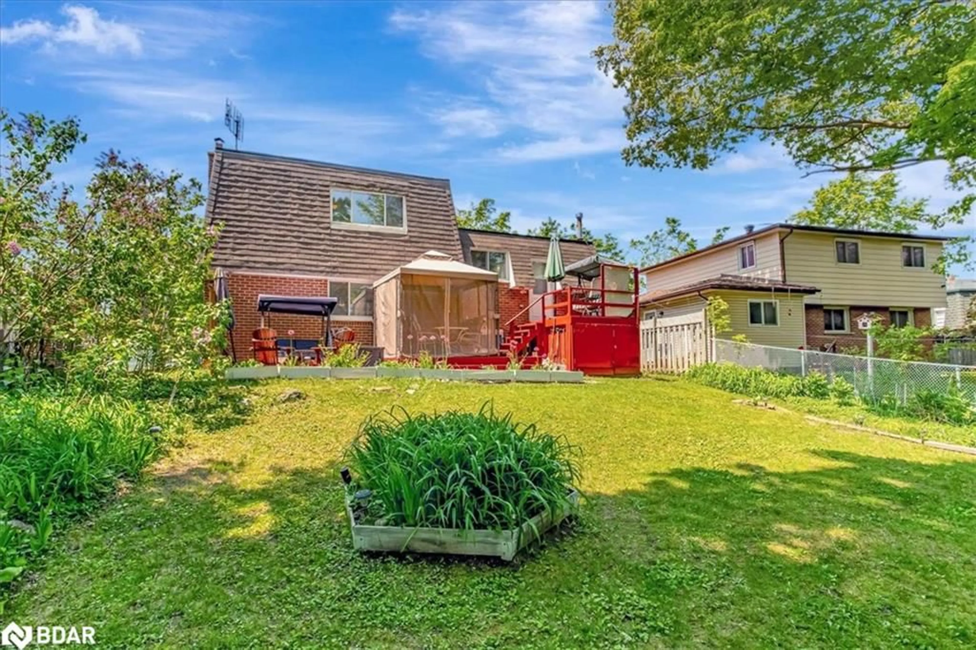 A pic from outside/outdoor area/front of a property/back of a property/a pic from drone, street for 45 Springdale Dr, Barrie Ontario L4M 5A8