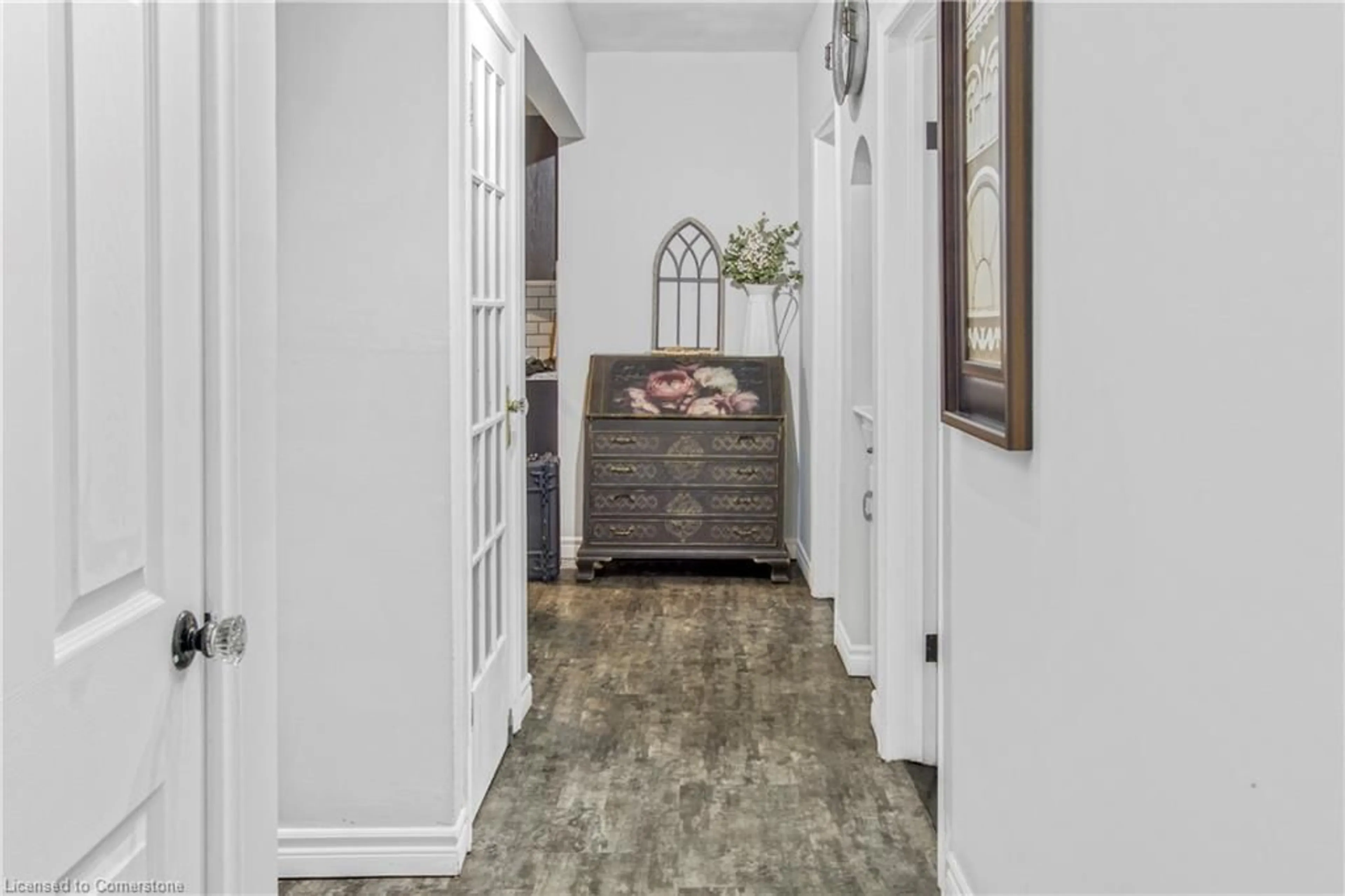 Indoor entryway for 21 Chalmers St, St. Catharines Ontario L2M 5C7