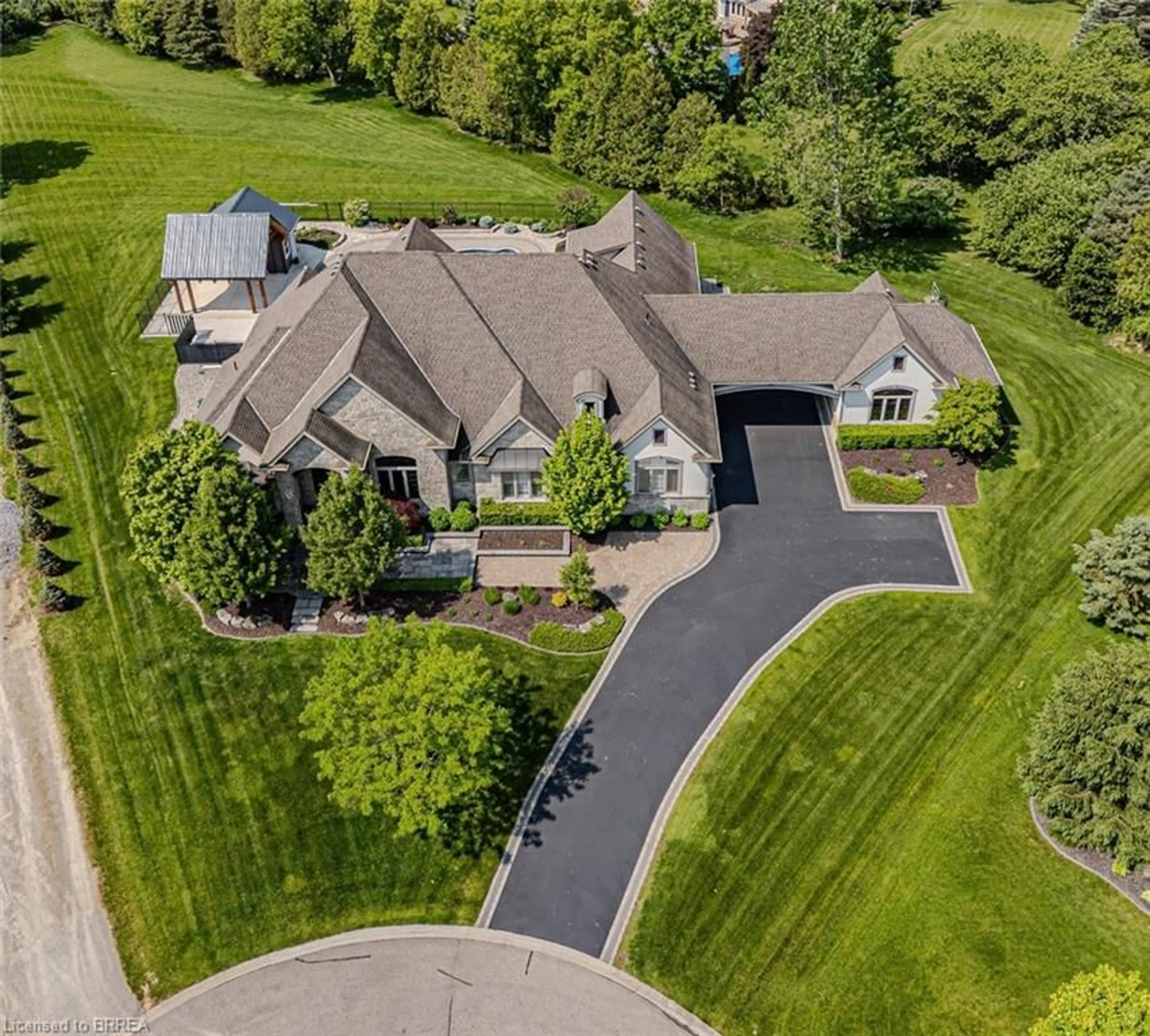 A pic from outside/outdoor area/front of a property/back of a property/a pic from drone, street for 29 Wallace Crt, Brantford Ontario N3T 5L7
