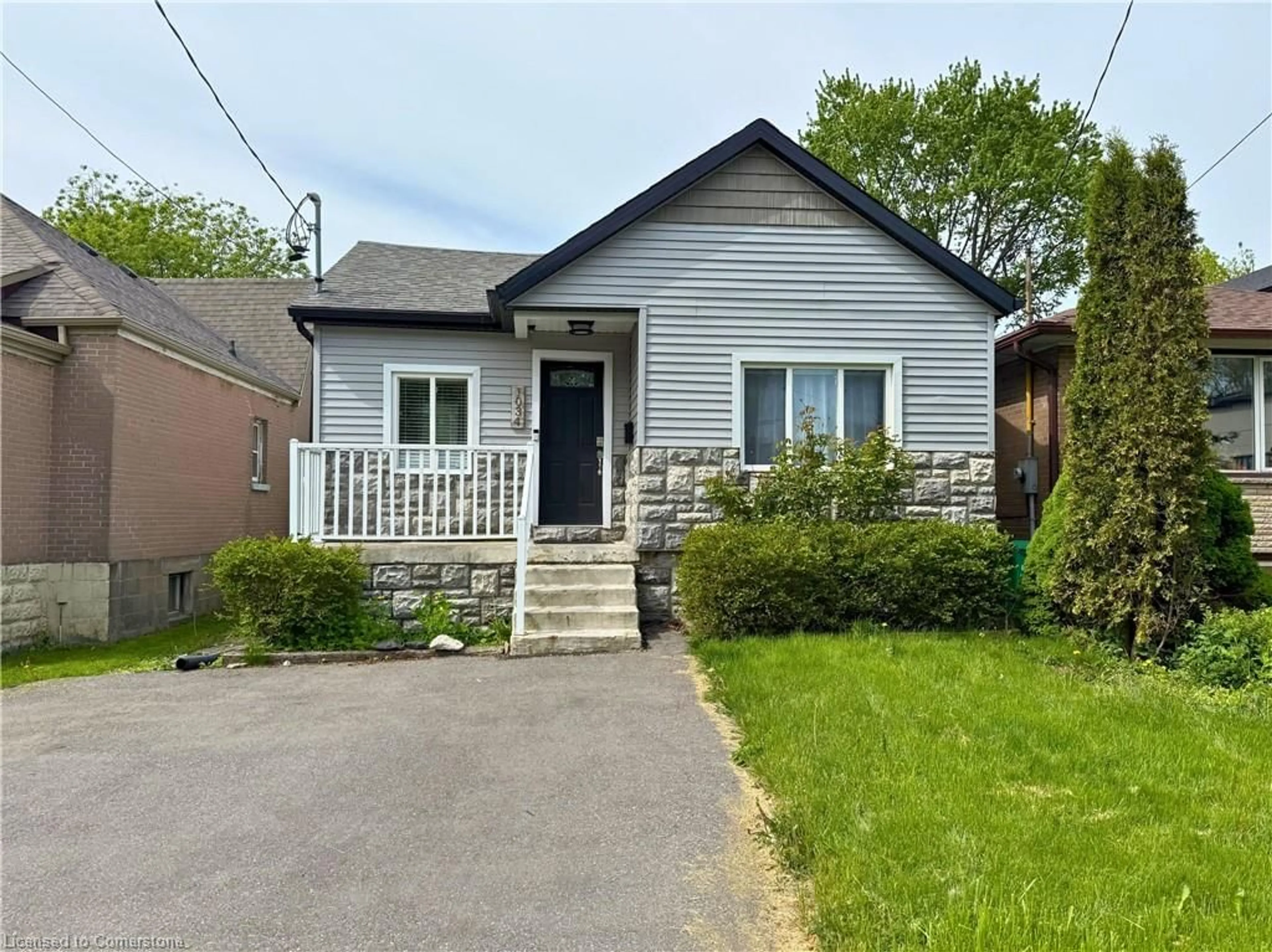 Home with vinyl exterior material, street for 1034 Meredith Ave, Mississauga Ontario L5E 2C7