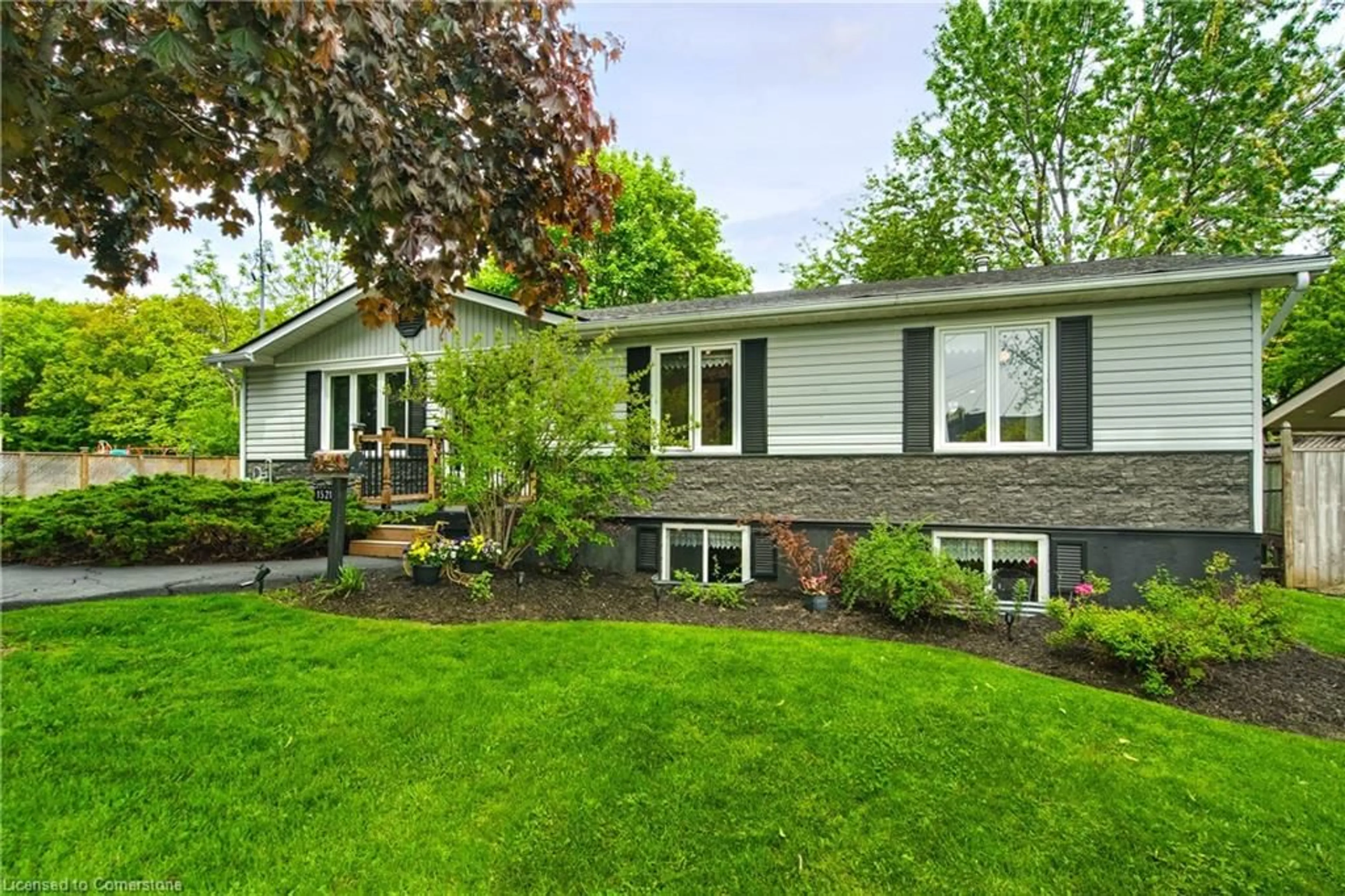 Home with vinyl exterior material, street for 1521 Norwood Ave, Burlington Ontario L7T 1V9