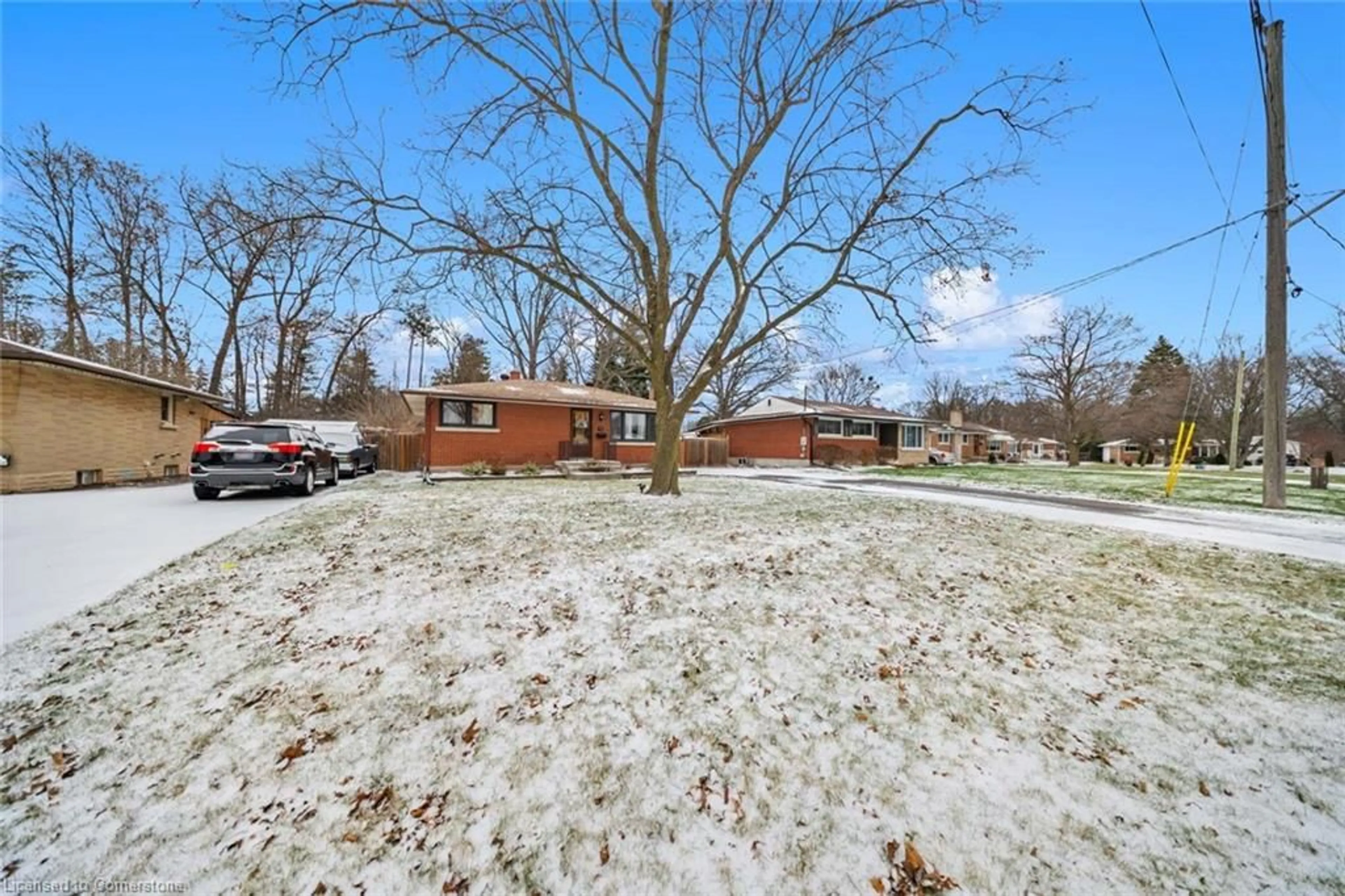 A pic from outside/outdoor area/front of a property/back of a property/a pic from drone, street for 32 Collingdon Dr, Brantford Ontario N3S 3E1