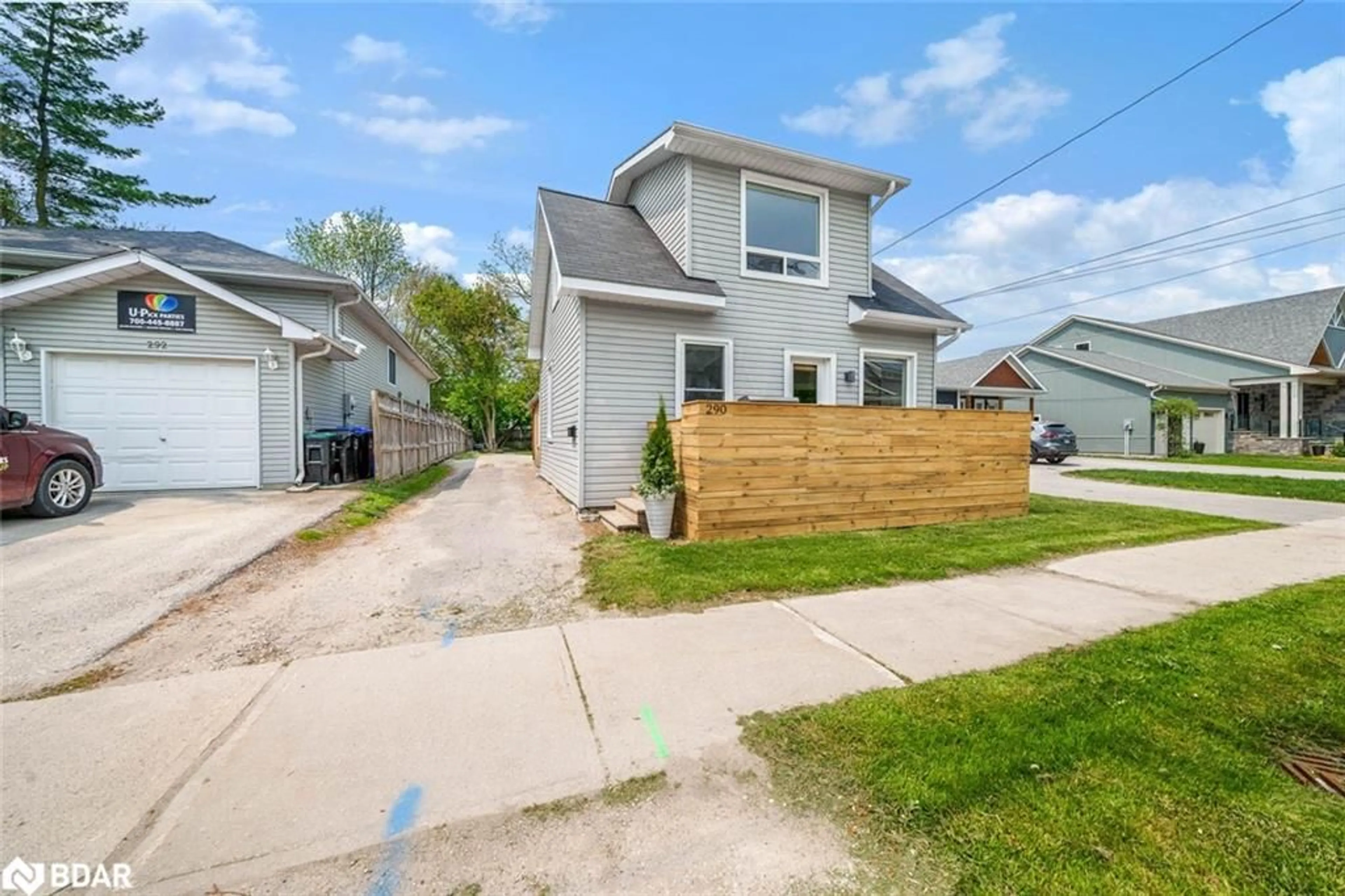 Home with vinyl exterior material, street for 290 Saint Paul St, Collingwood Ontario L9Y 3P7