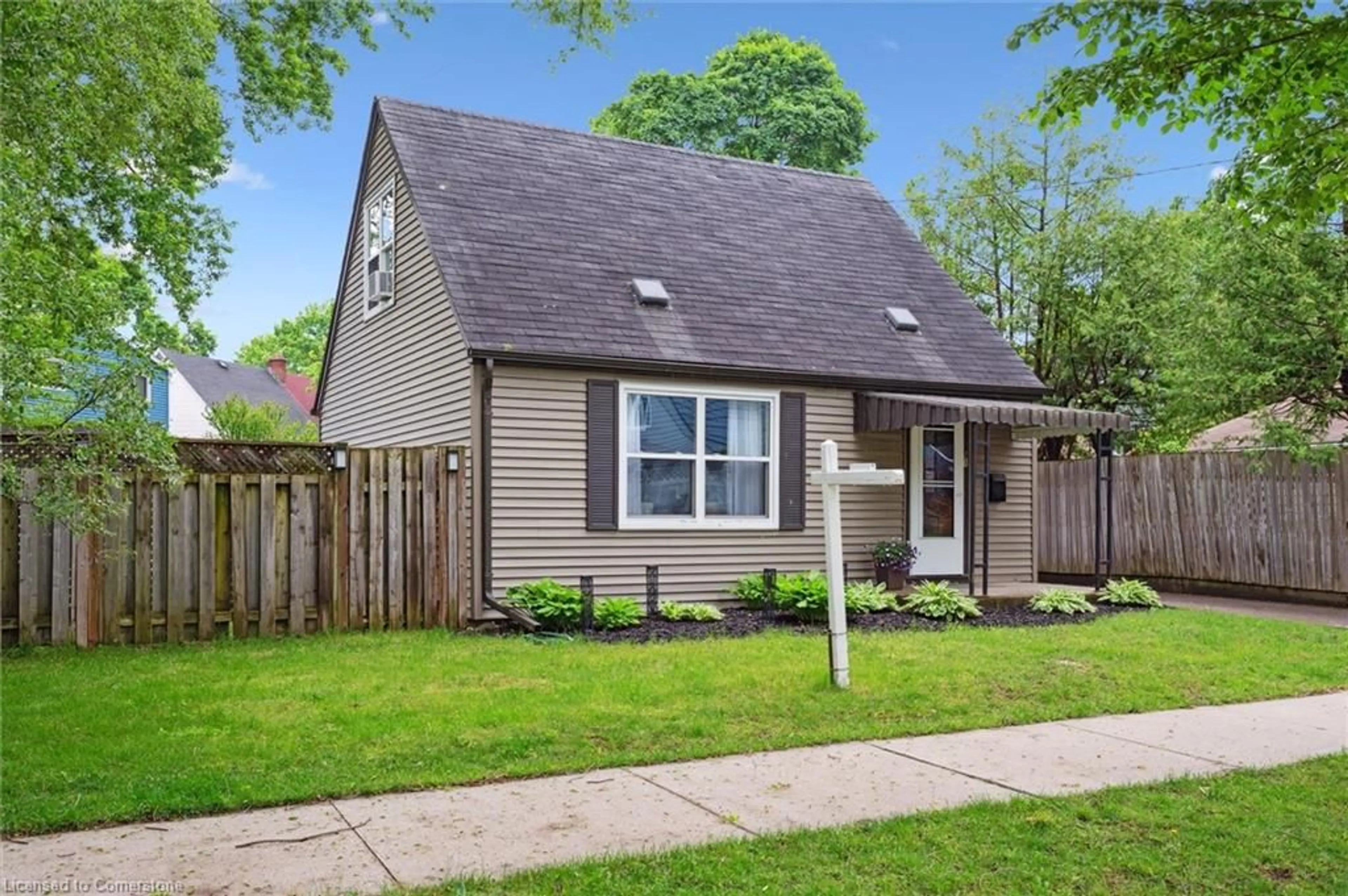 Home with vinyl exterior material, street for 91 Glen Rd, Kitchener Ontario N2M 3E9