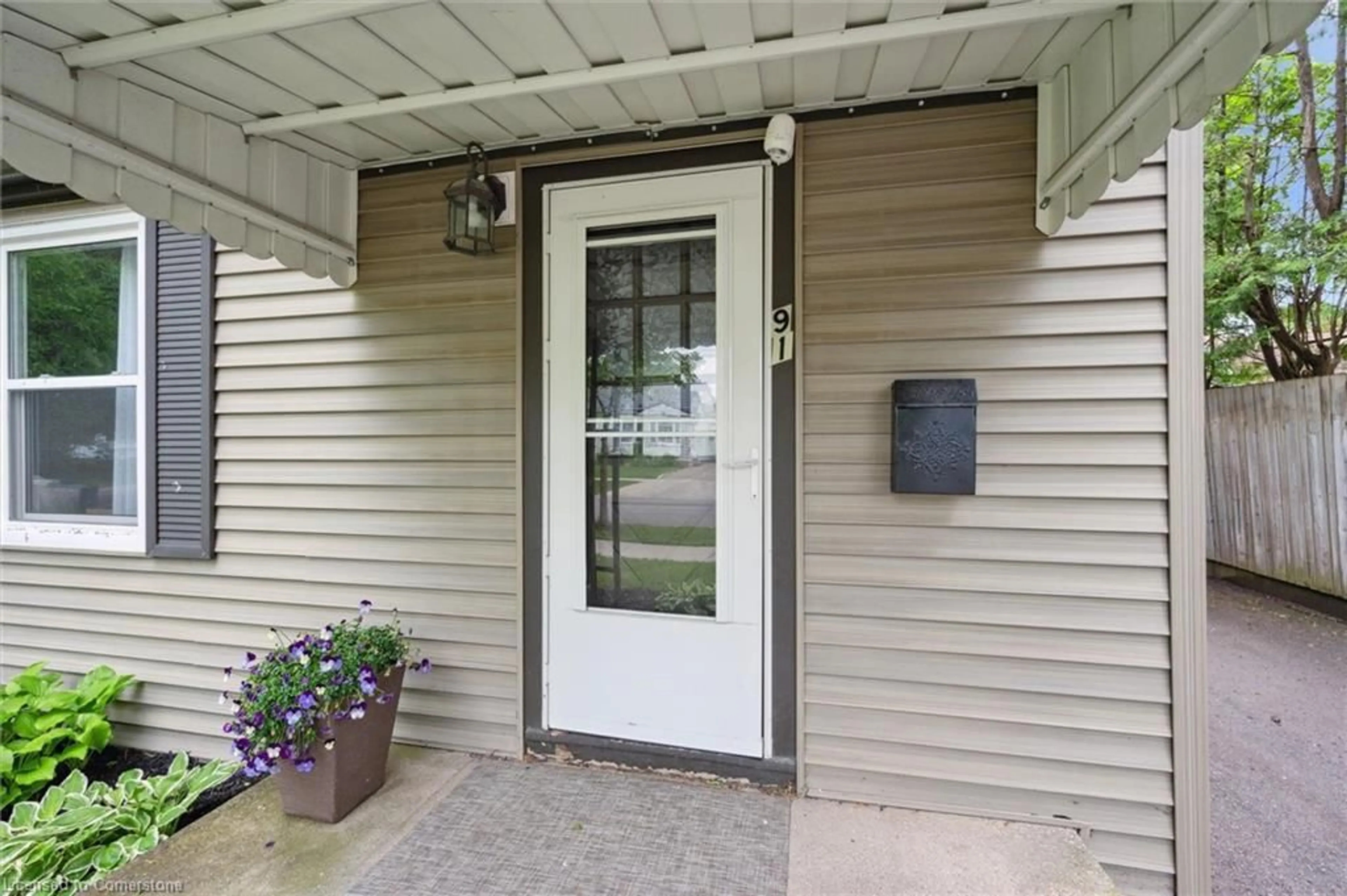Indoor entryway for 91 Glen Rd, Kitchener Ontario N2M 3E9