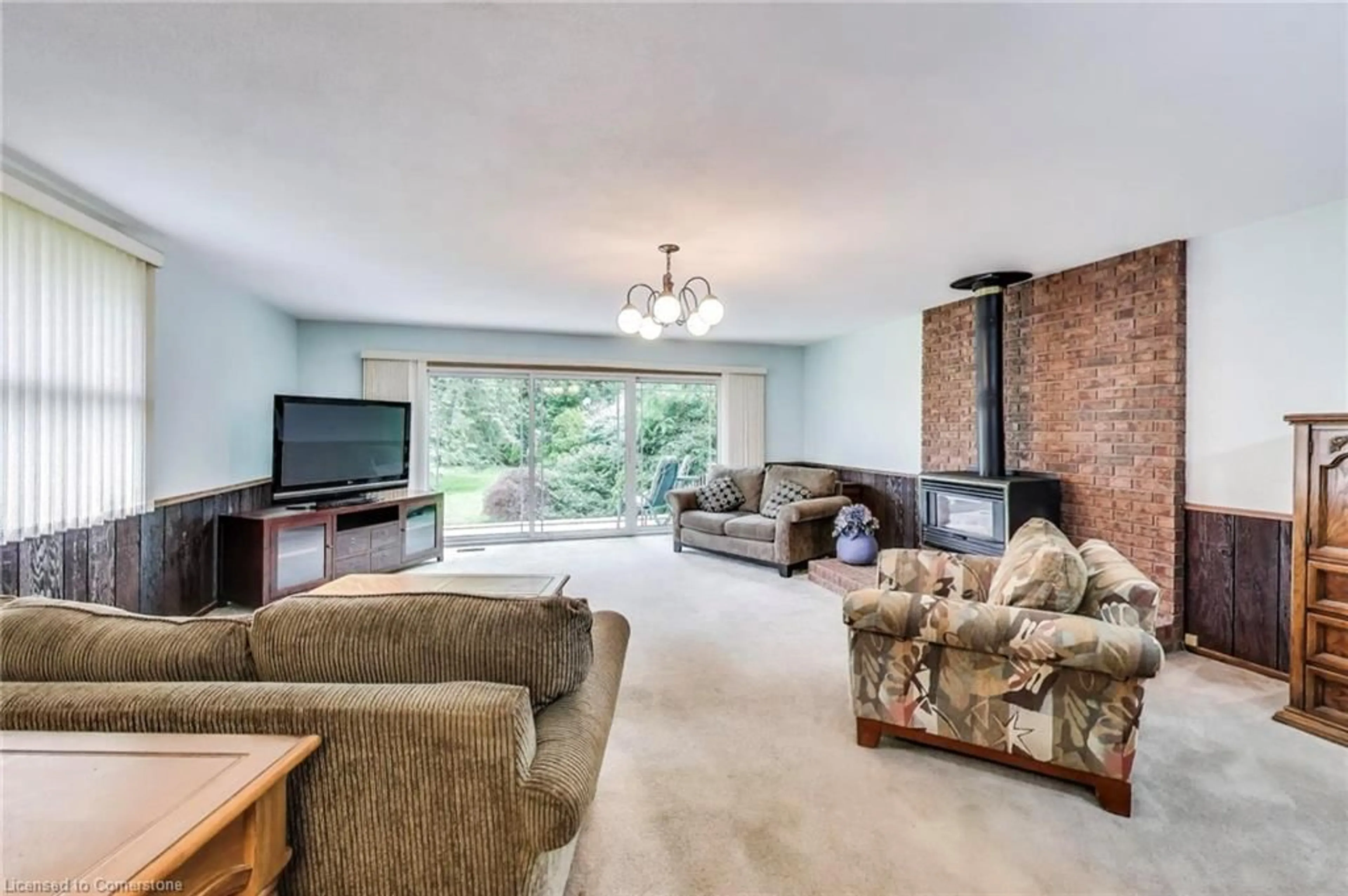 Living room with furniture, unknown for 9 Avalon Ave, Stoney Creek Ontario L8G 1X4