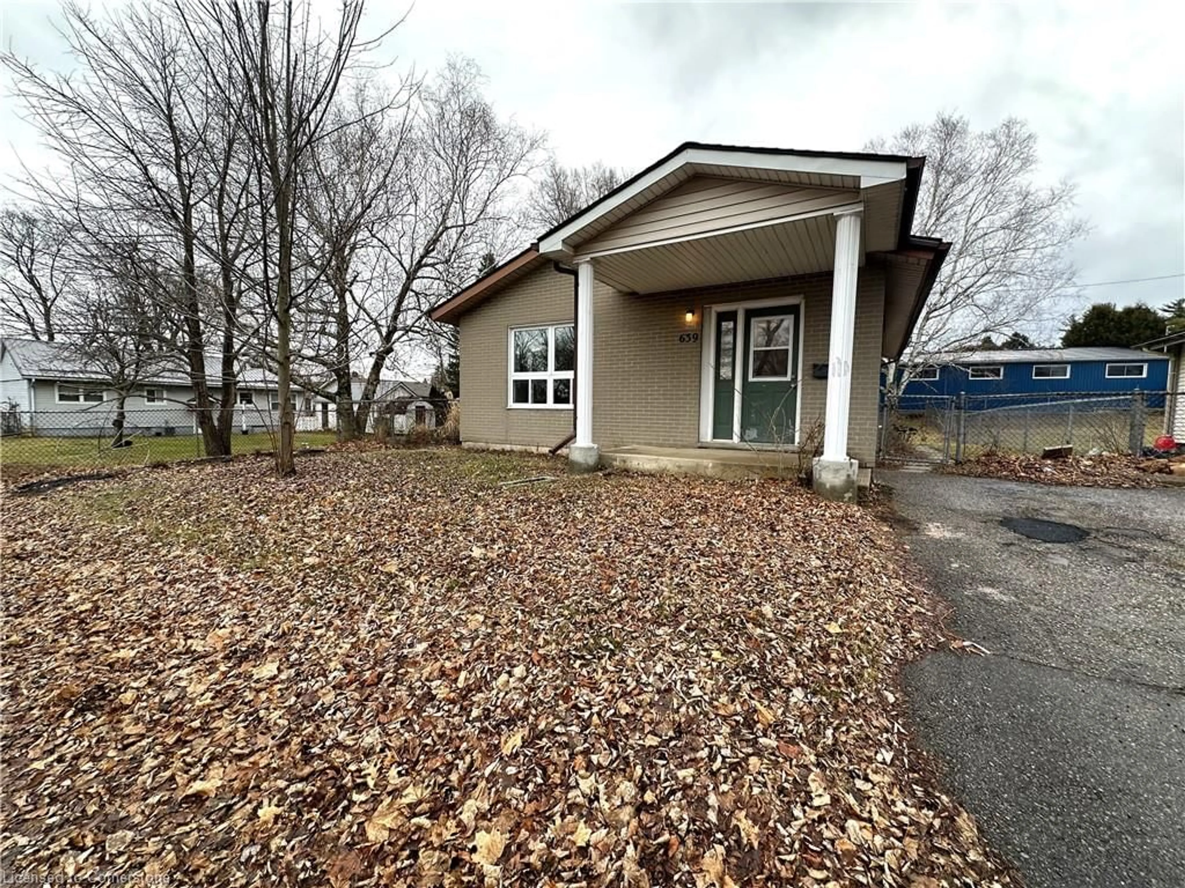 A pic from outside/outdoor area/front of a property/back of a property/a pic from drone, building for 639 Gibralter St, Delhi Ontario N4B 2H6