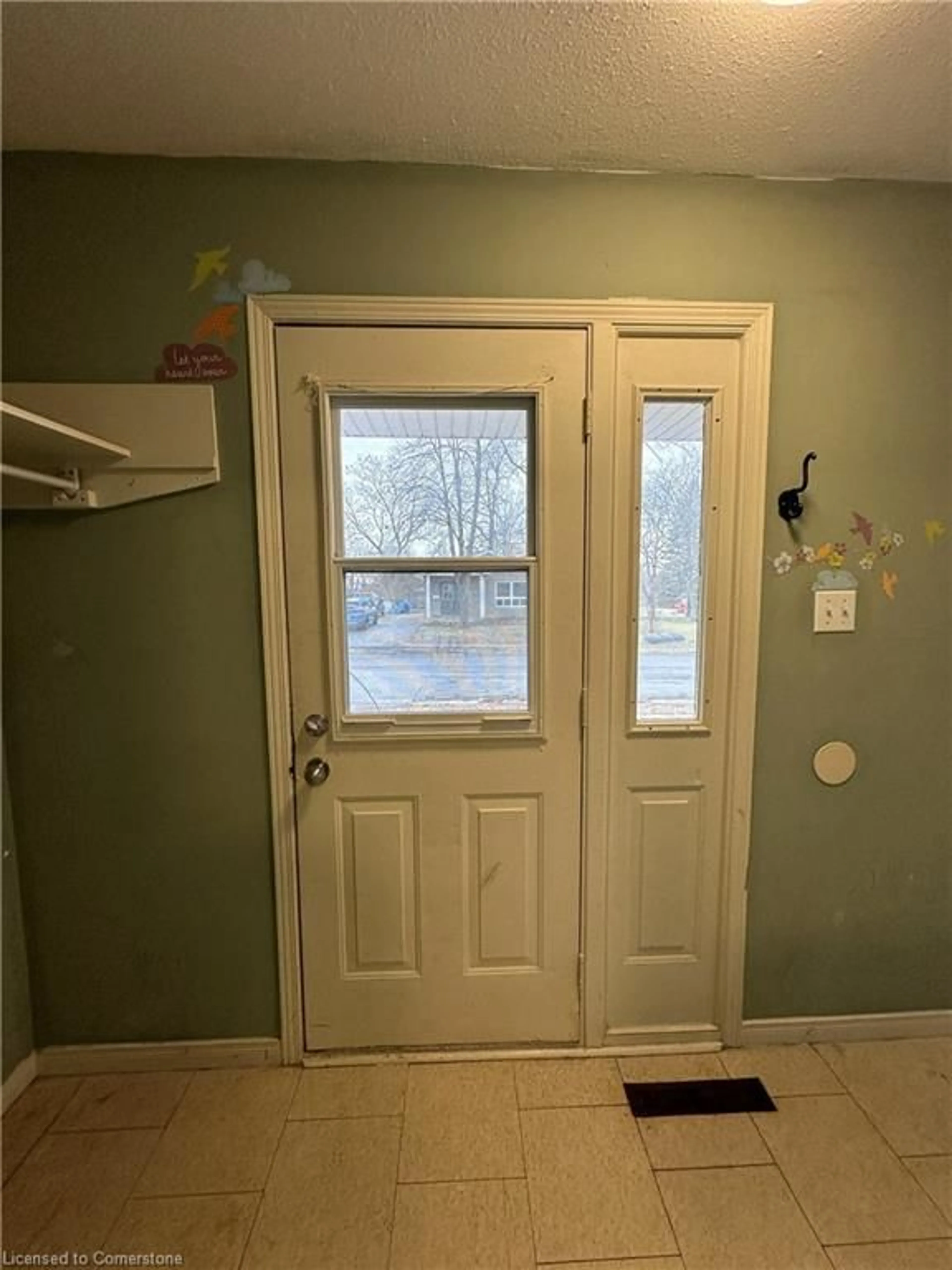 Indoor entryway for 639 Gibralter St, Delhi Ontario N4B 2H6