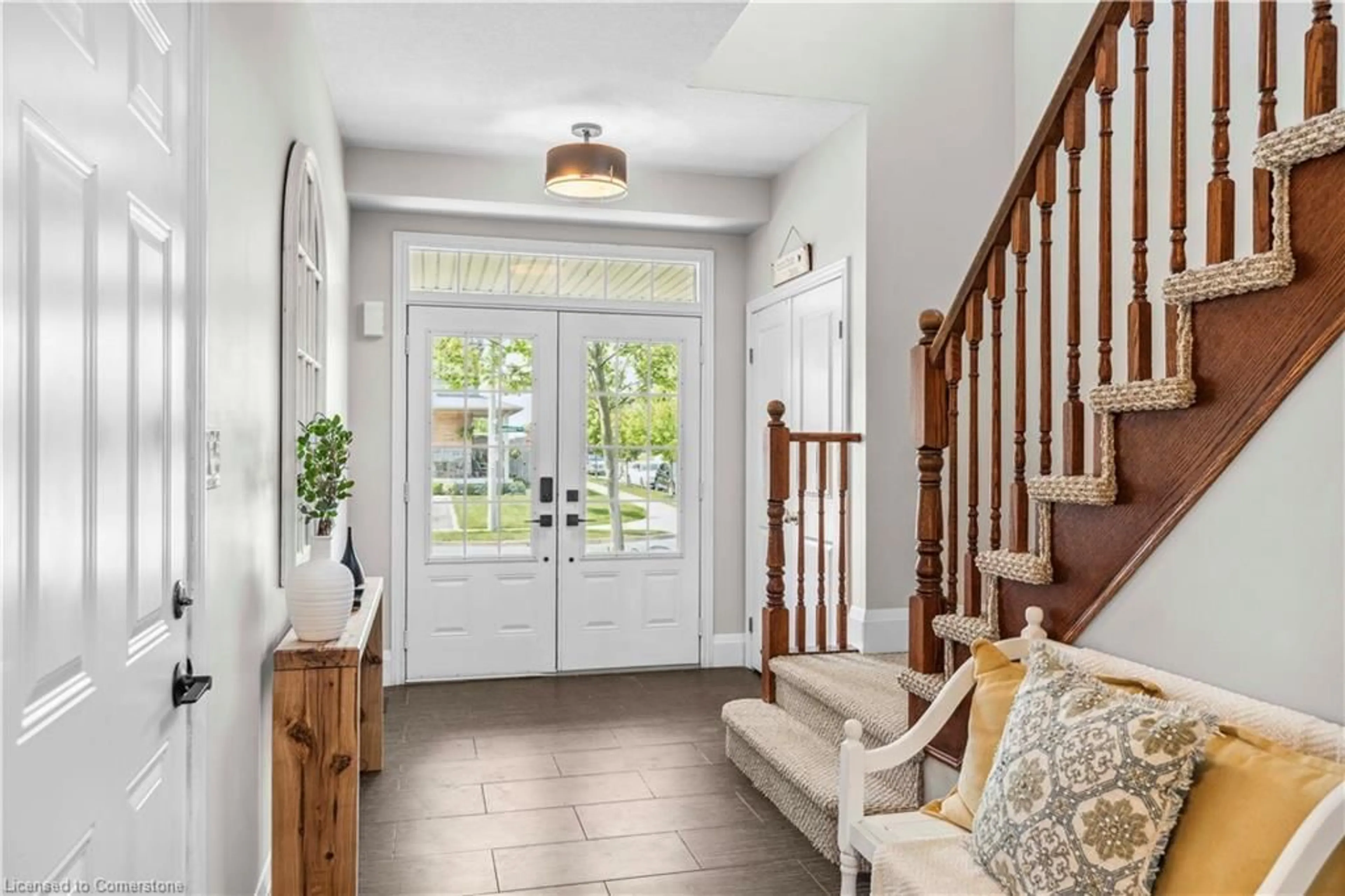 Indoor entryway for 4 Bankfield Cres, Hamilton Ontario L8J 0B9