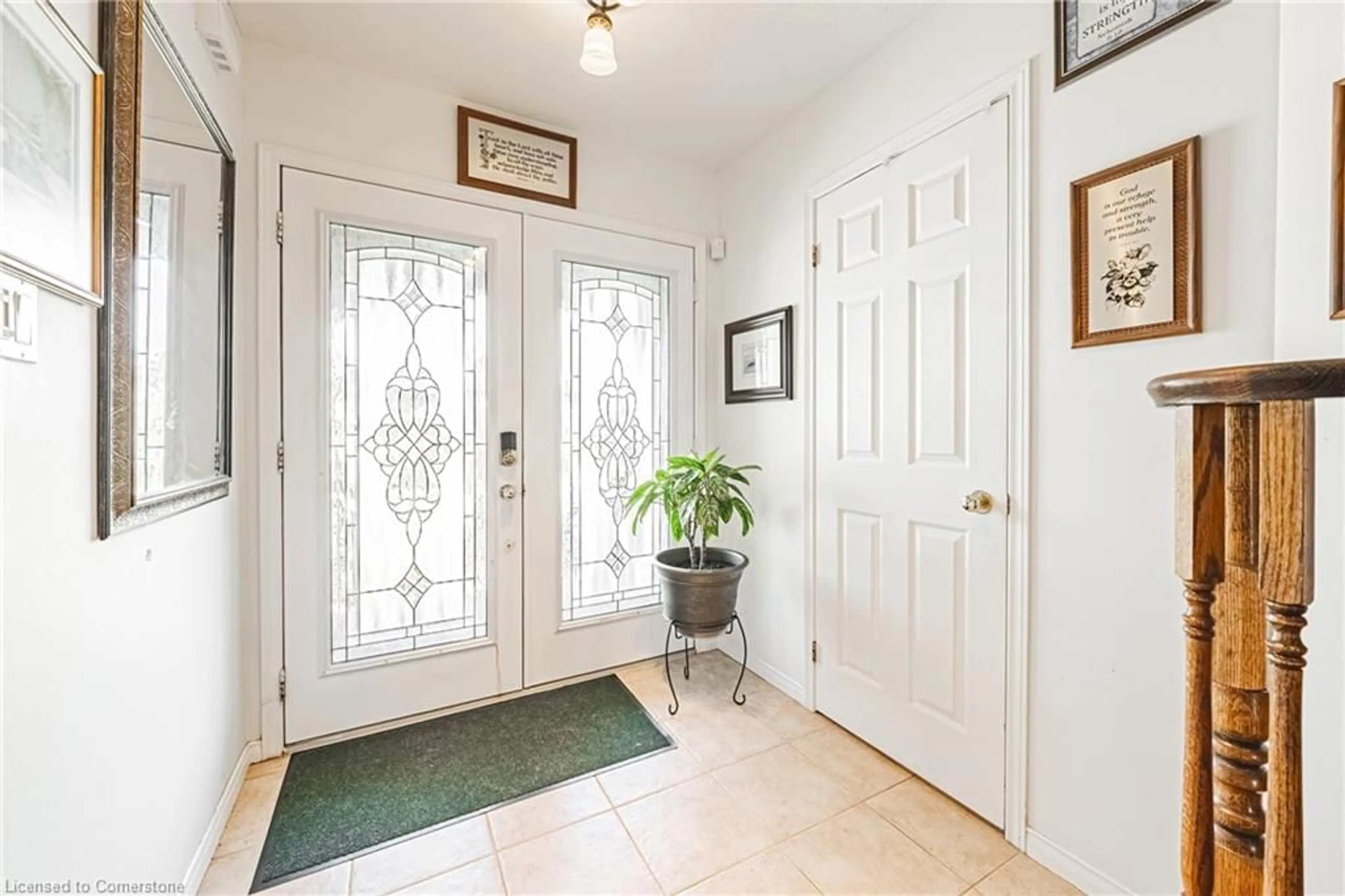 Indoor entryway for 148 Meadow Wood Cres, Stoney Creek Ontario L8J 3Z8