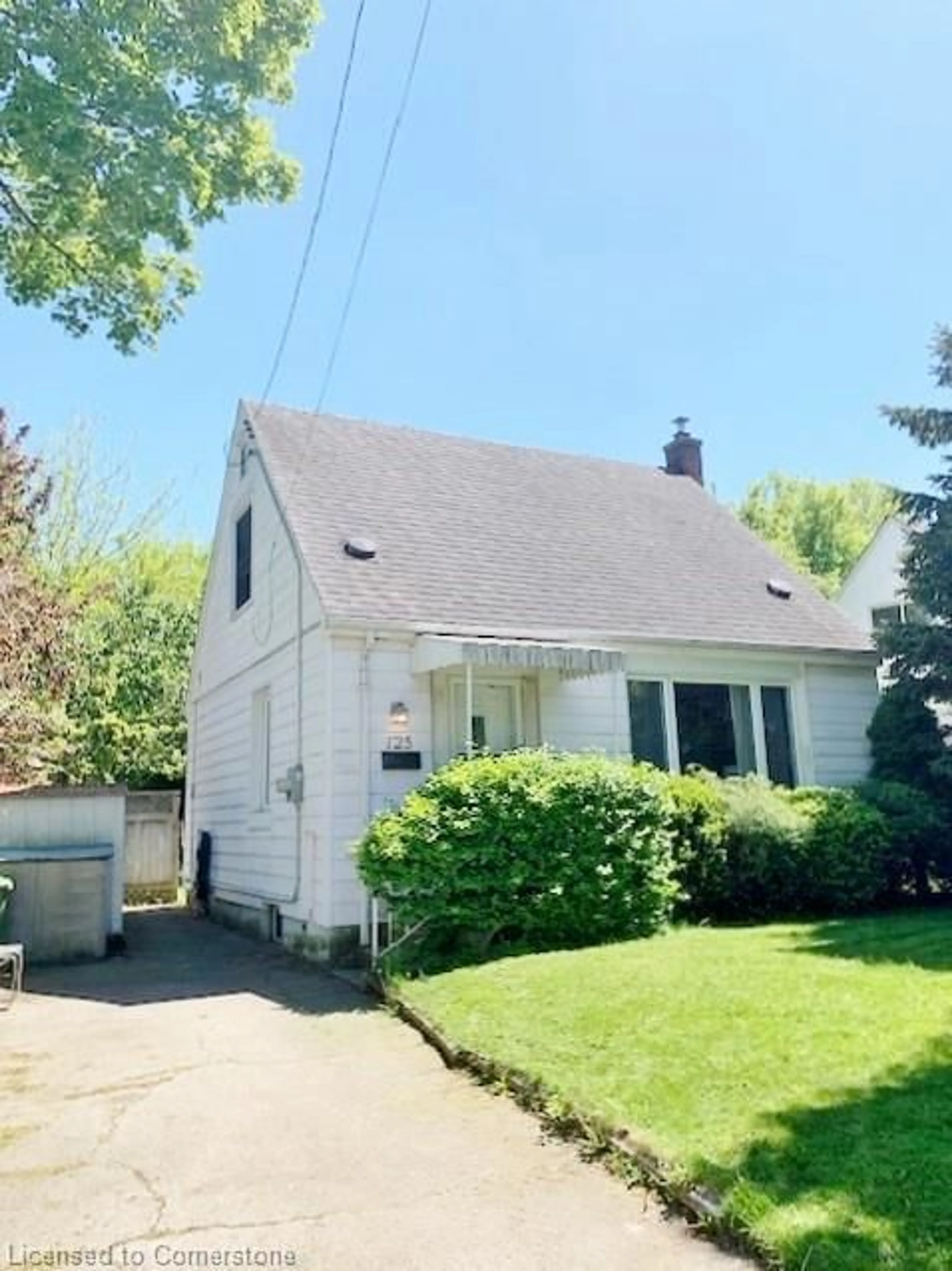 A pic from outside/outdoor area/front of a property/back of a property/a pic from drone, street for 125 Gary Ave, Hamilton Ontario L8S 1Y4