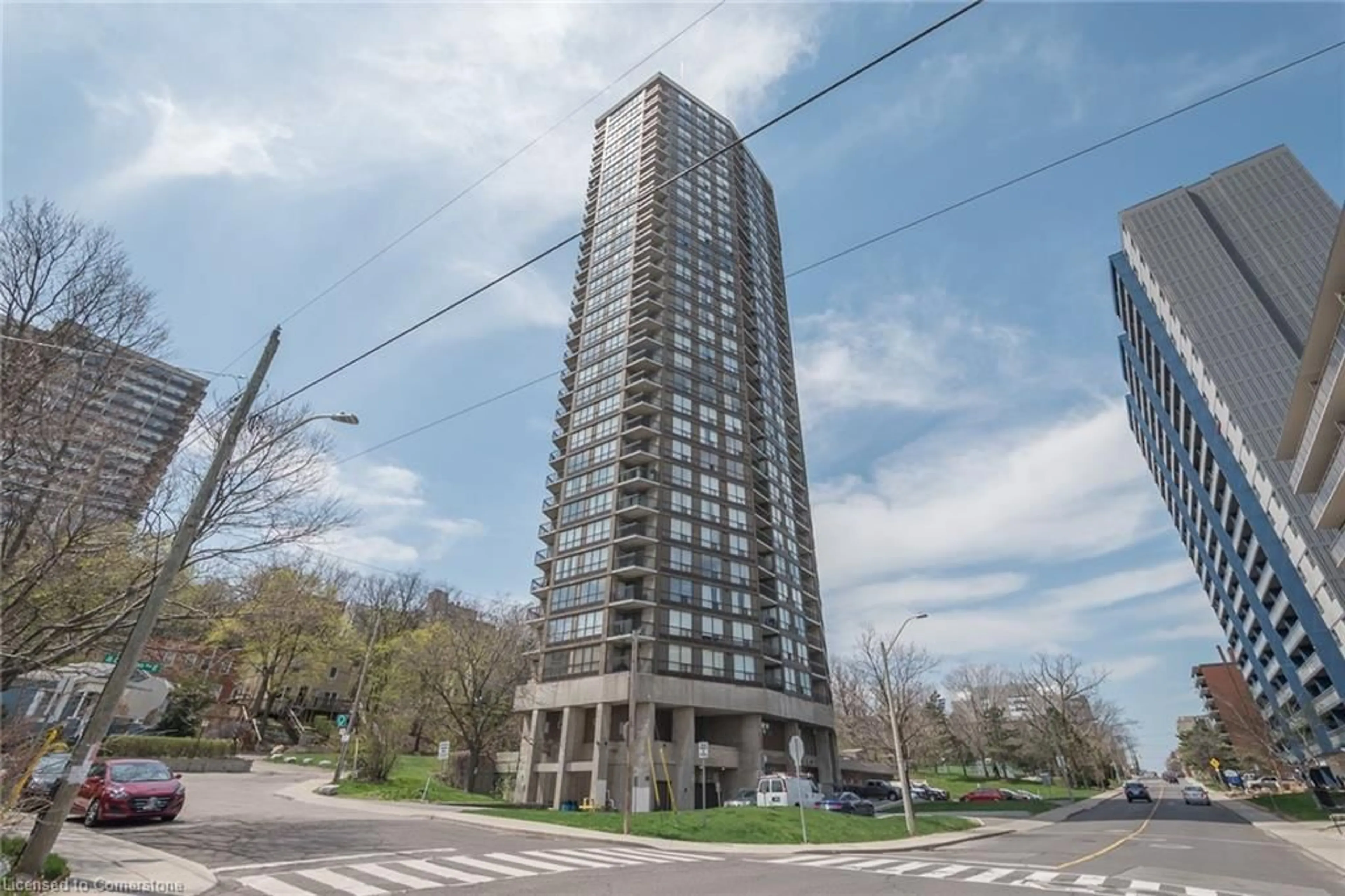 Indoor foyer for 150 Charlton Ave #2605, Hamilton Ontario L8N 3X3