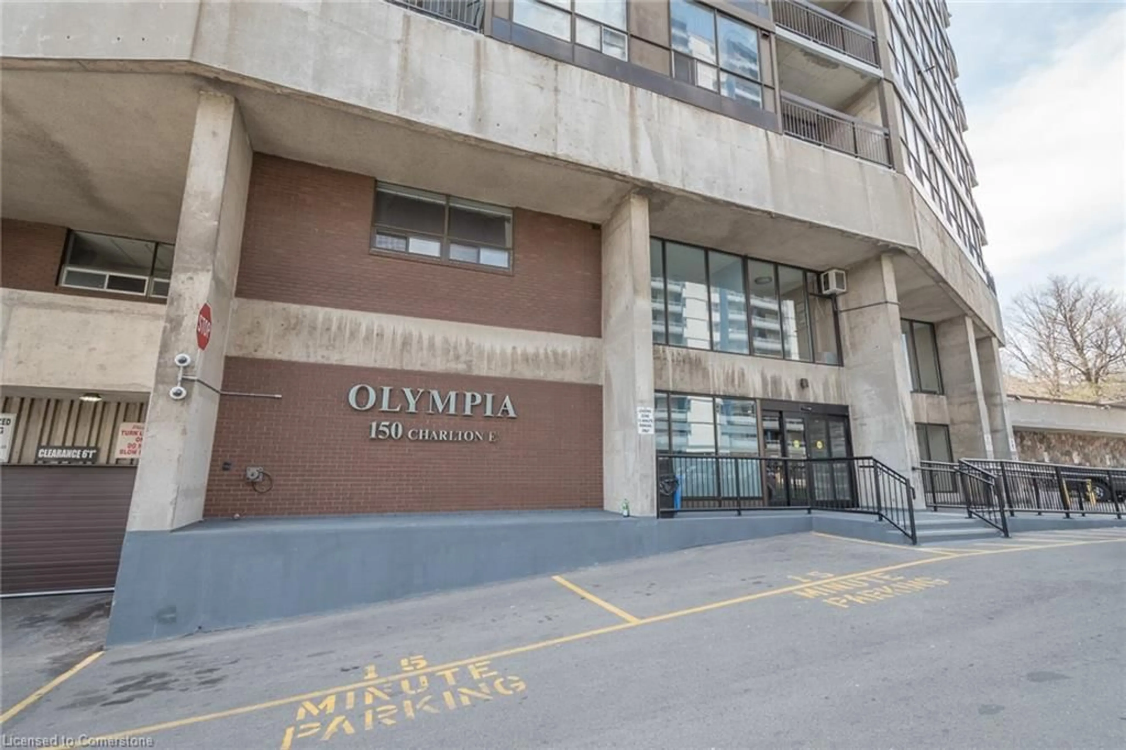 Indoor foyer for 150 Charlton Ave #2605, Hamilton Ontario L8N 3X3