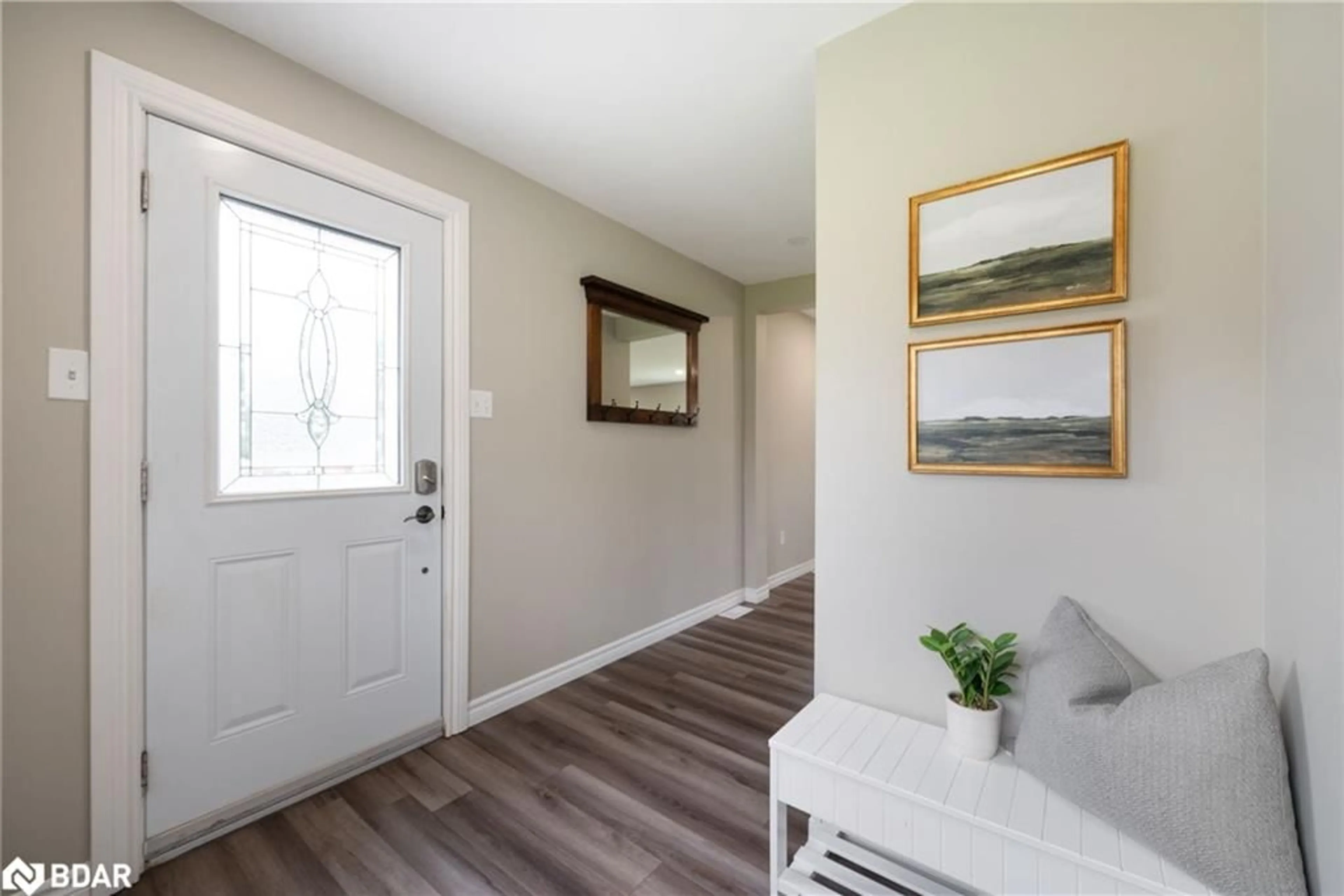 Indoor entryway for 1320 Heights Rd, Lindsay Ontario K9V 4R3
