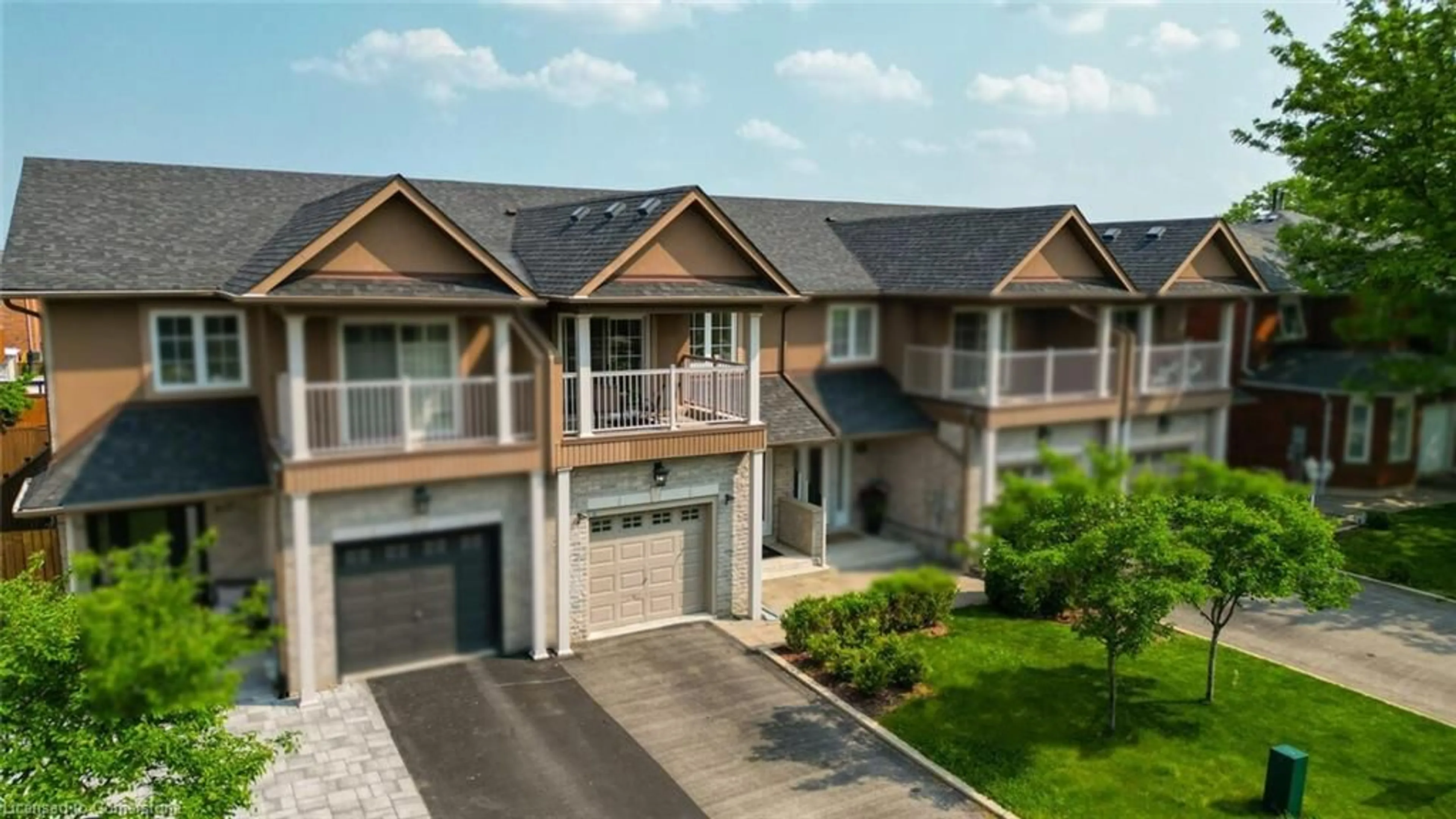 A pic from outside/outdoor area/front of a property/back of a property/a pic from drone, street for 819 Millworks Cres, Peel Ontario L5V 0E7