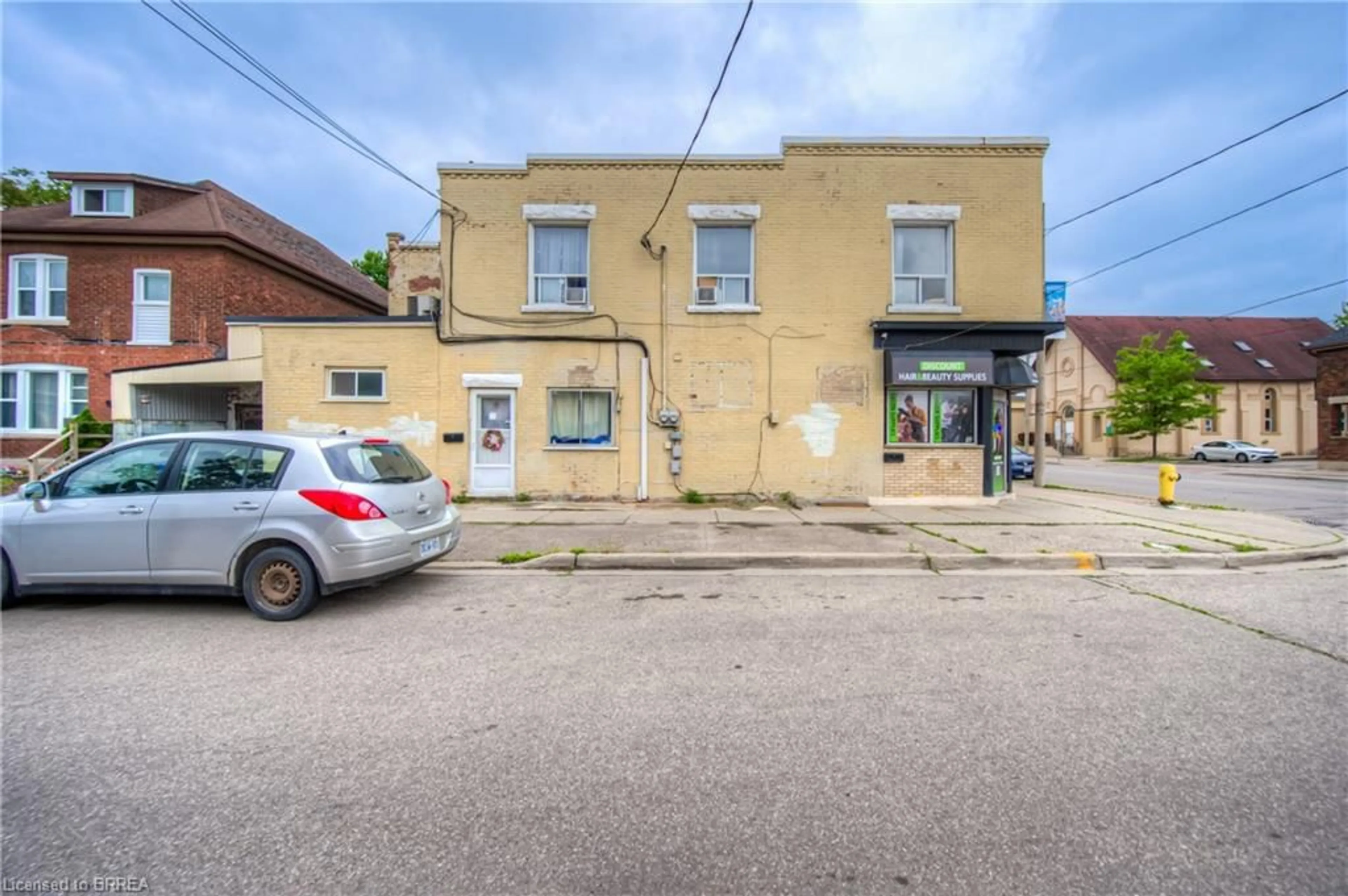 A pic from outside/outdoor area/front of a property/back of a property/a pic from drone, building for 183 Market St, Brantford Ontario N3T 3A6