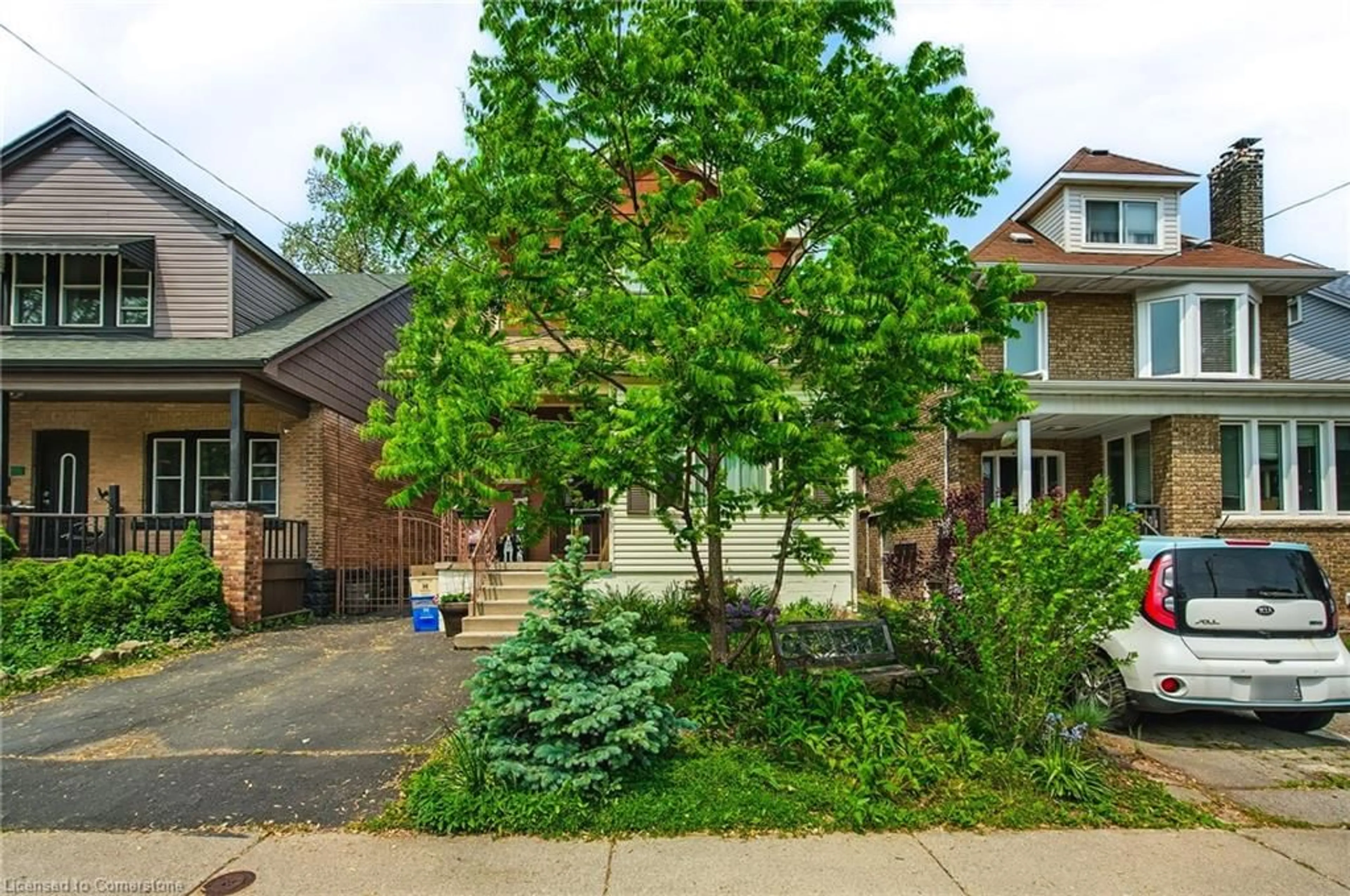 Home with brick exterior material, street for 184 Rosslyn Ave, Hamilton Ontario L8M 3J5