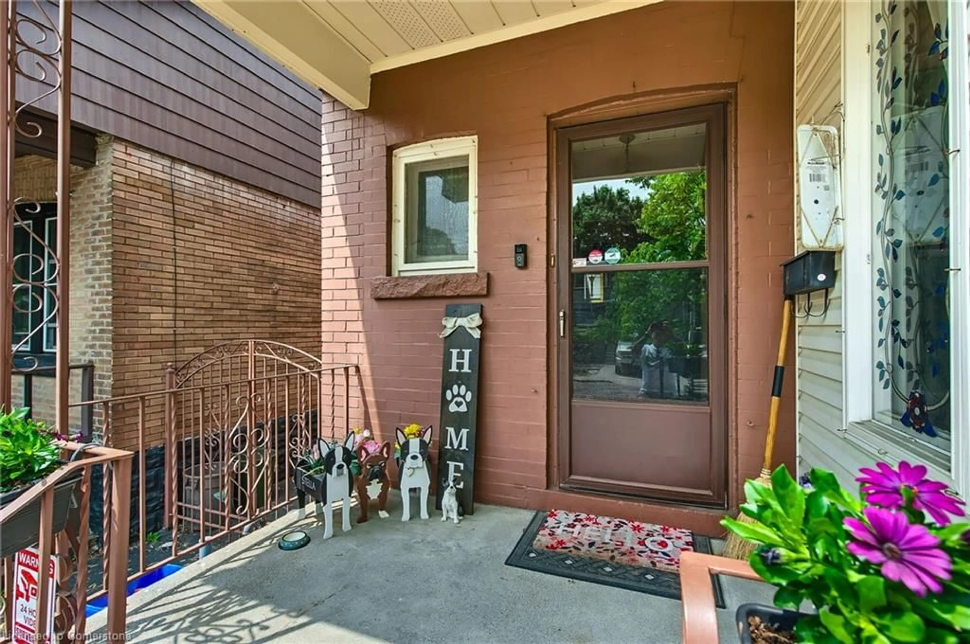 Indoor entryway for 184 Rosslyn Ave, Hamilton Ontario L8M 3J5