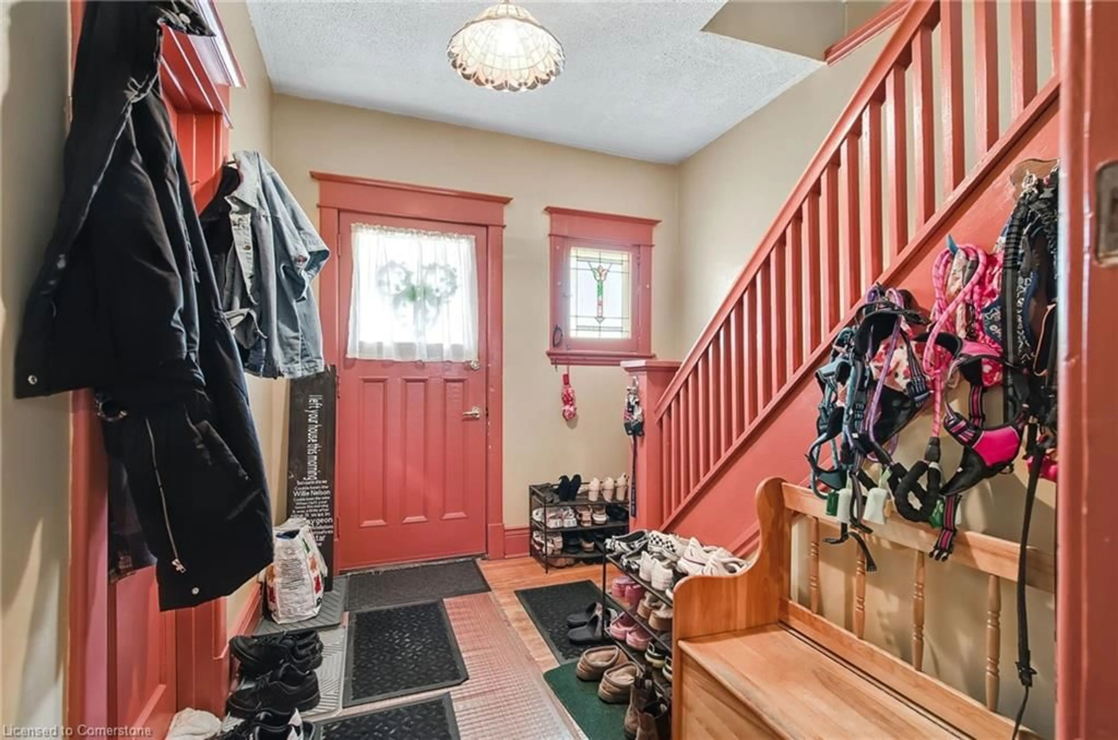 Indoor entryway for 184 Rosslyn Ave, Hamilton Ontario L8M 3J5