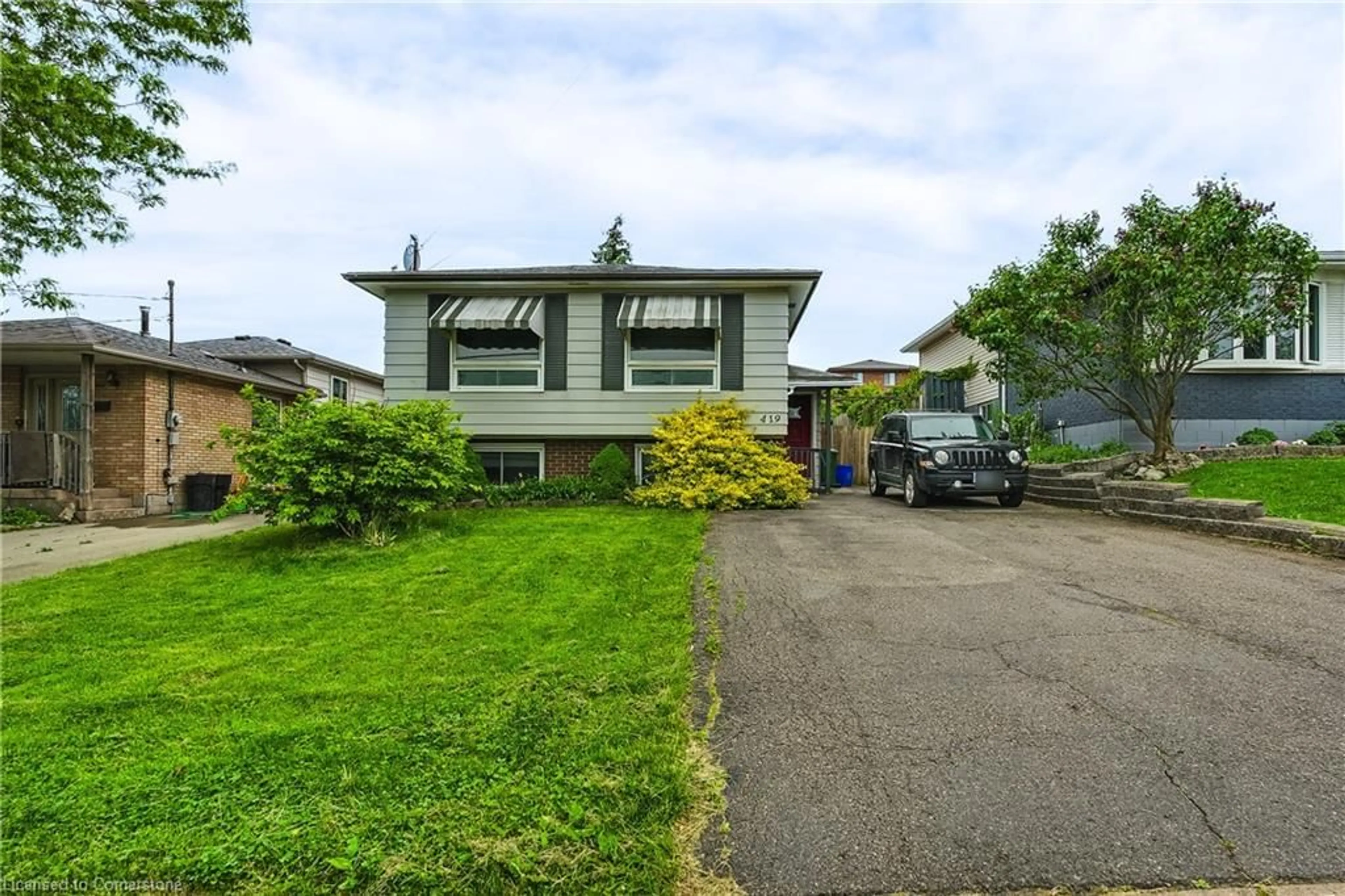 A pic from outside/outdoor area/front of a property/back of a property/a pic from drone, street for 419 Queen Victoria Dr, Hamilton Ontario L8W 1G7