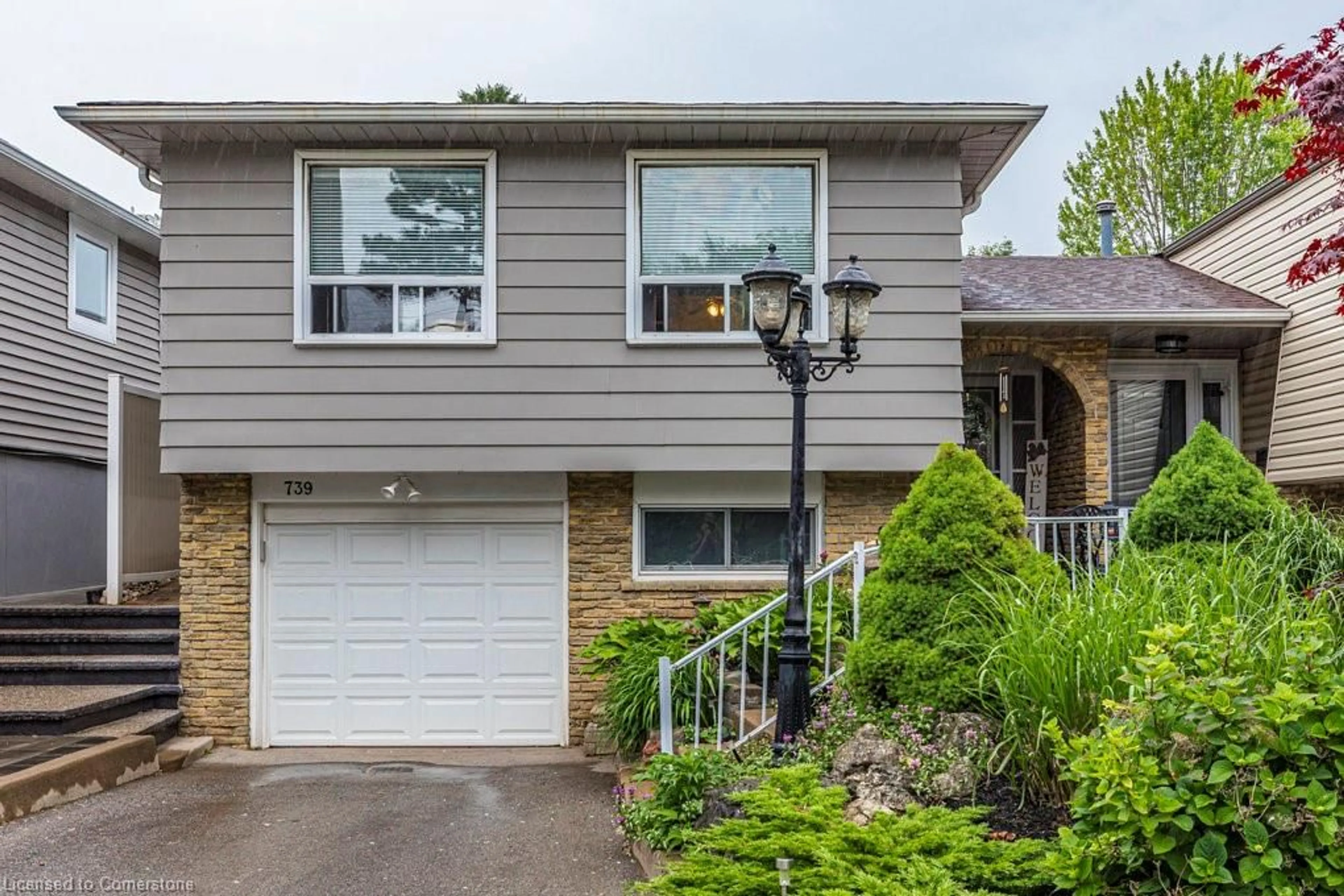 Home with vinyl exterior material, street for 739 Hager Ave, Burlington Ontario L7S 1W9