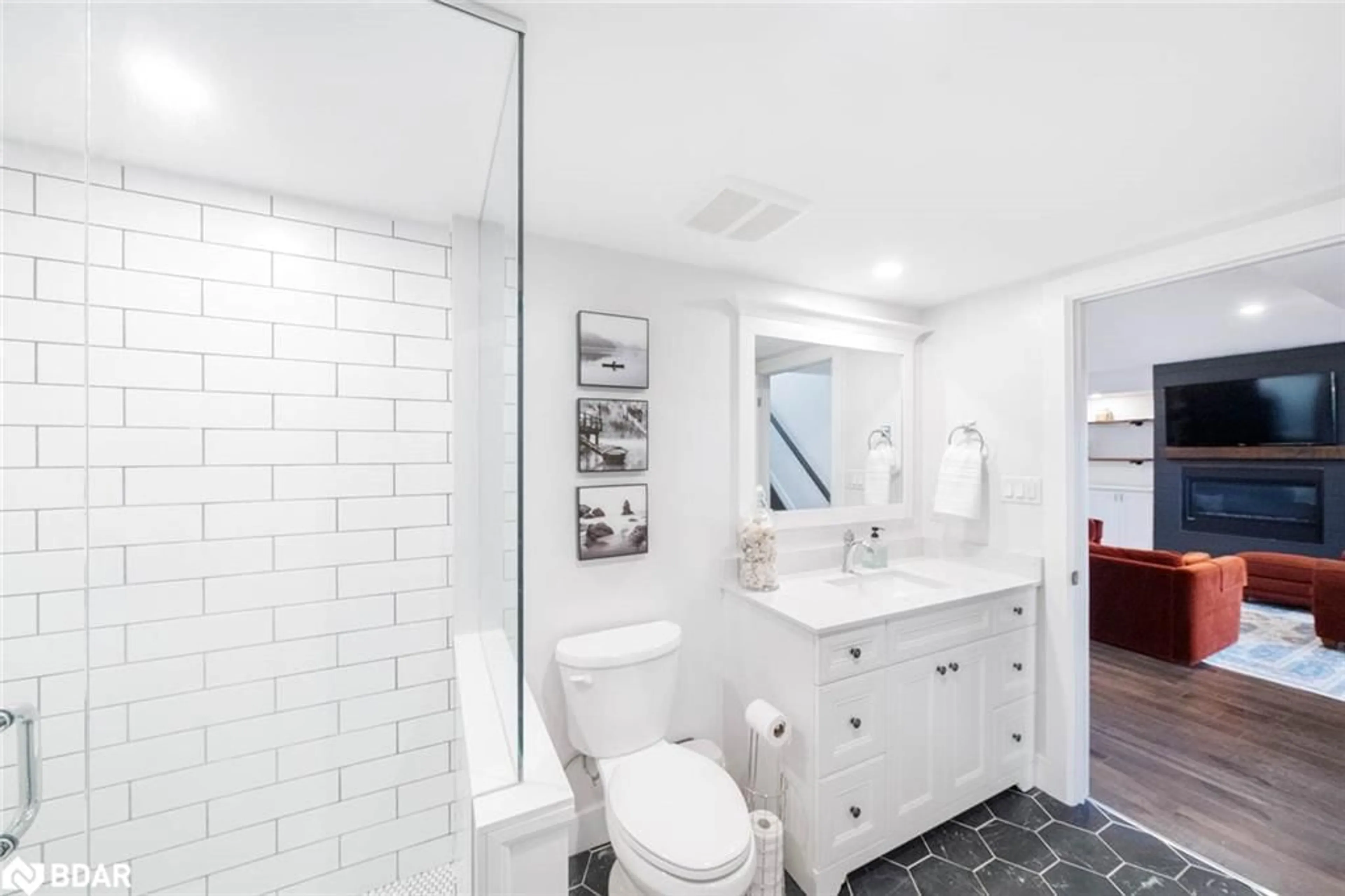 Standard bathroom, ceramic/tile floor for 590 Taylor Drive, Midland Ontario L4R 0E2