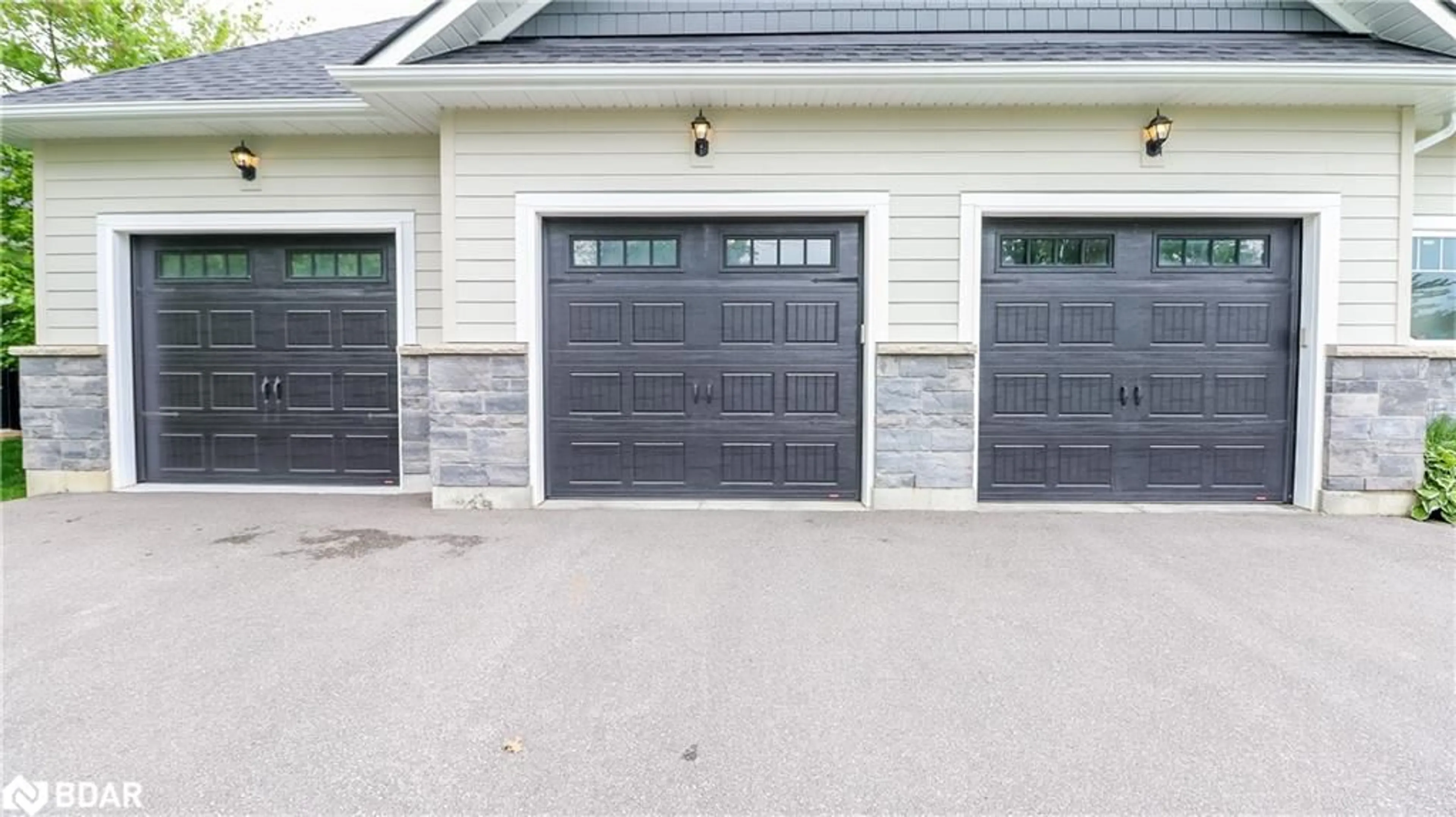 Indoor garage for 2066 Elana Dr, Orillia Ontario L3V 0C2