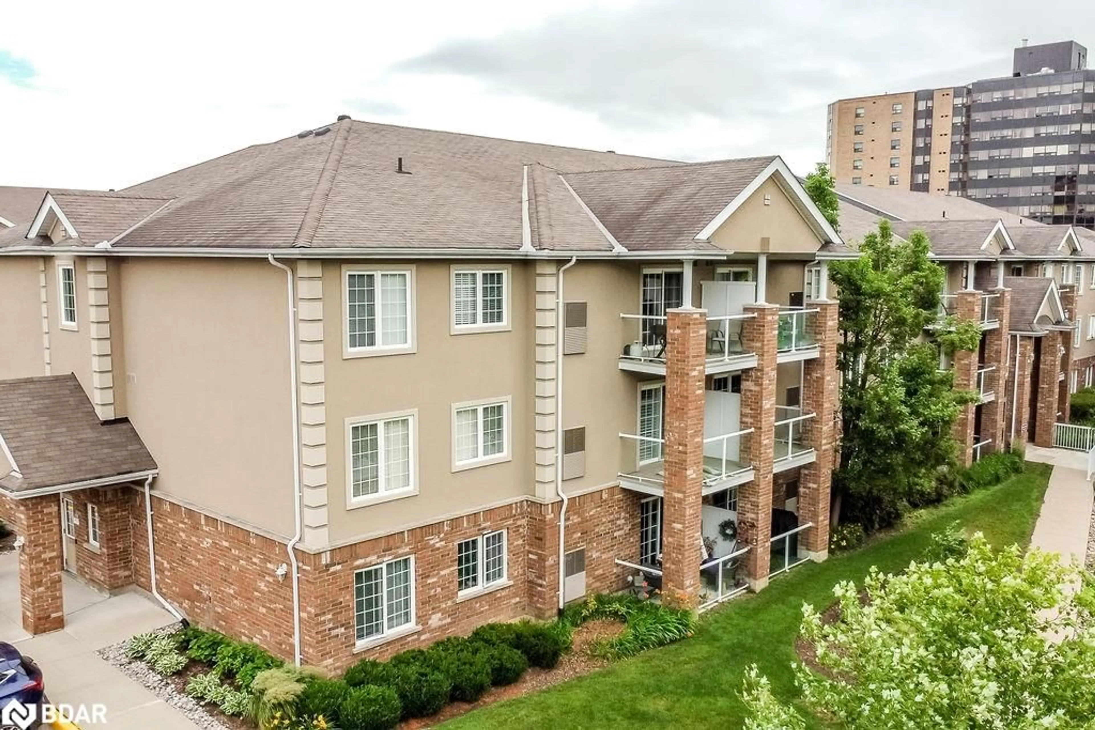 A pic from outside/outdoor area/front of a property/back of a property/a pic from drone, building for 39 Coulter St #14, Barrie Ontario L4N 6S1