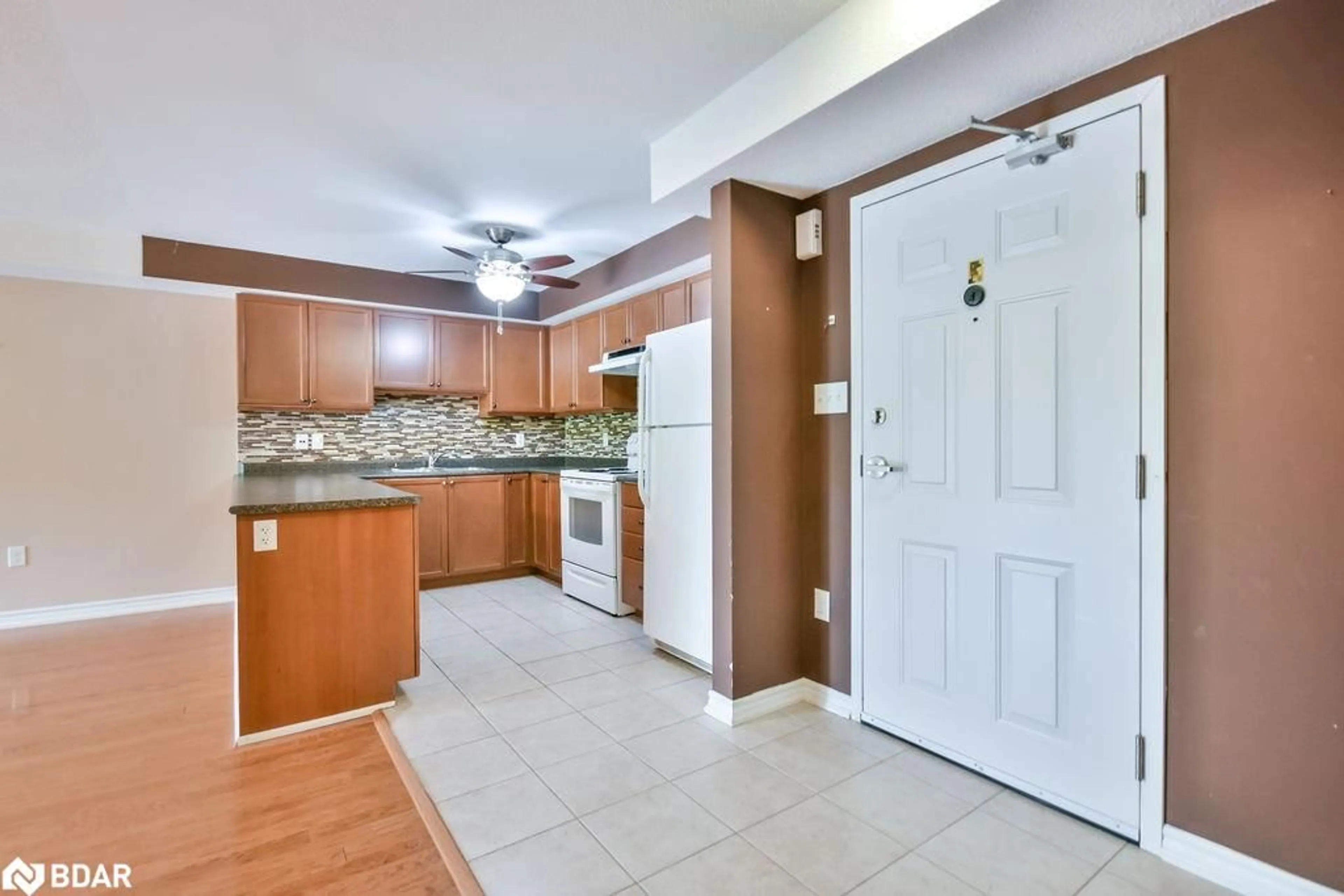 Standard kitchen, ceramic/tile floor for 39 Coulter St #14, Barrie Ontario L4N 6S1