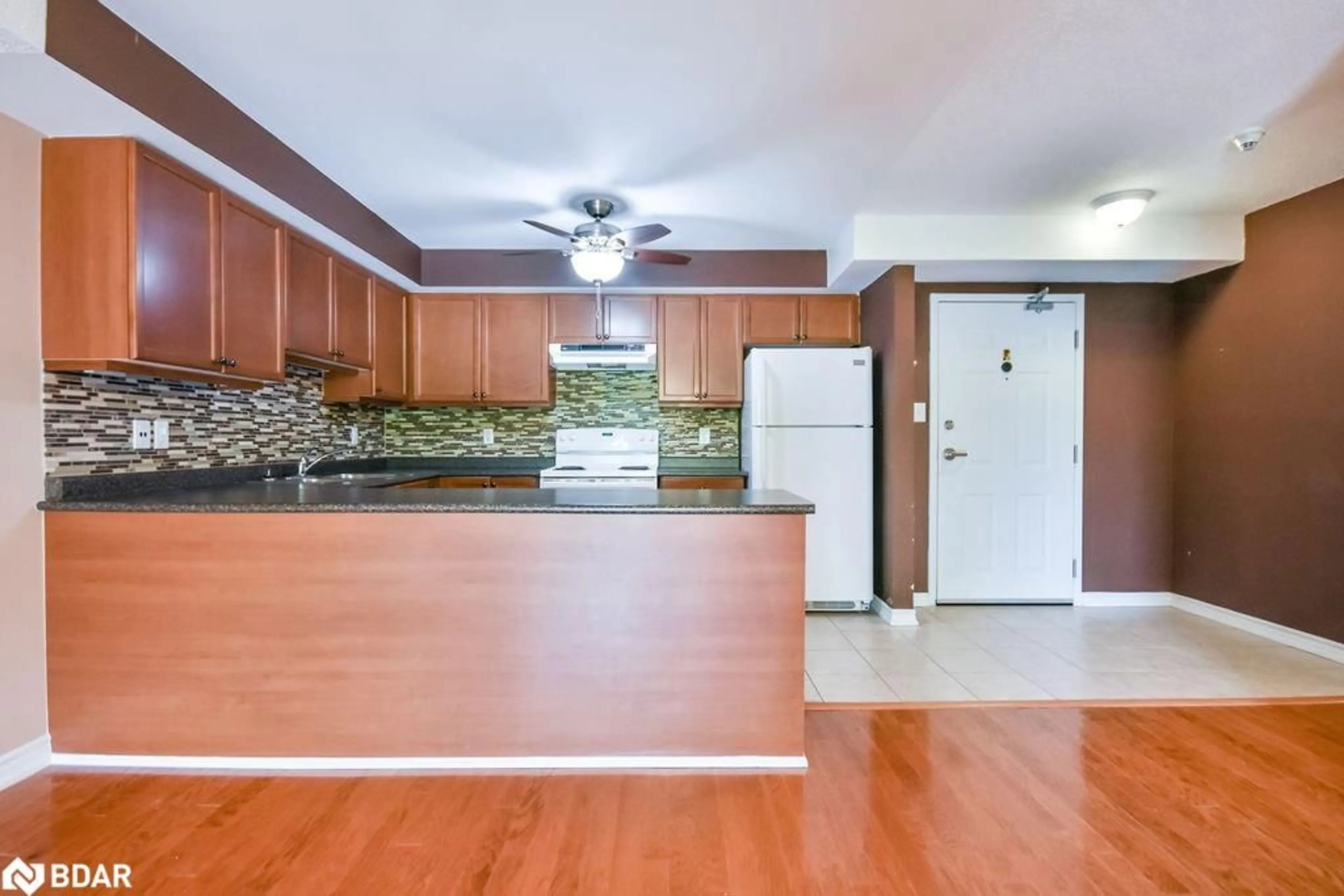 Standard kitchen, unknown for 39 Coulter St #14, Barrie Ontario L4N 6S1