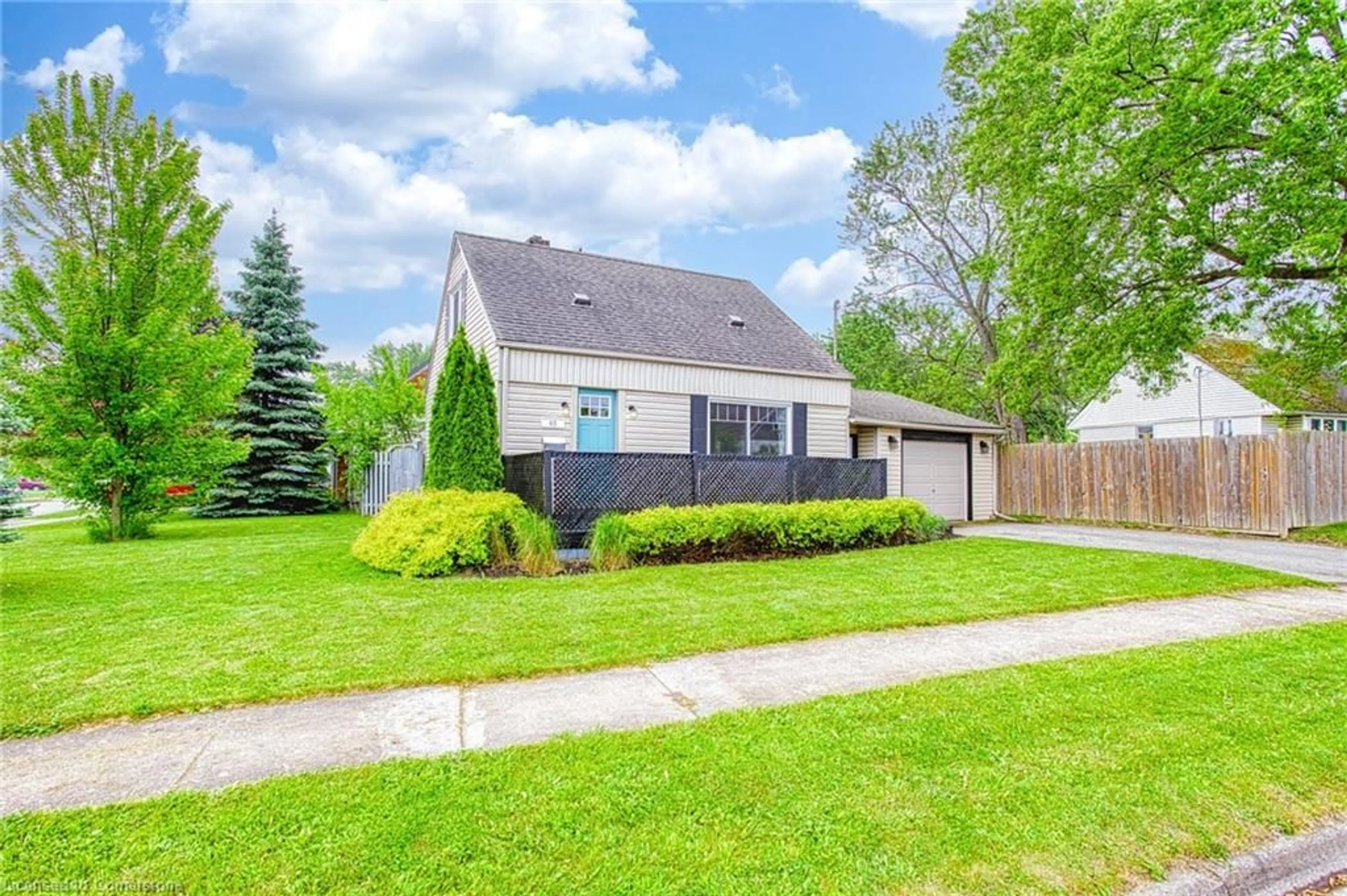 Home with vinyl exterior material, street for 45 Whyte Ave, Thorold Ontario L2V 2T6
