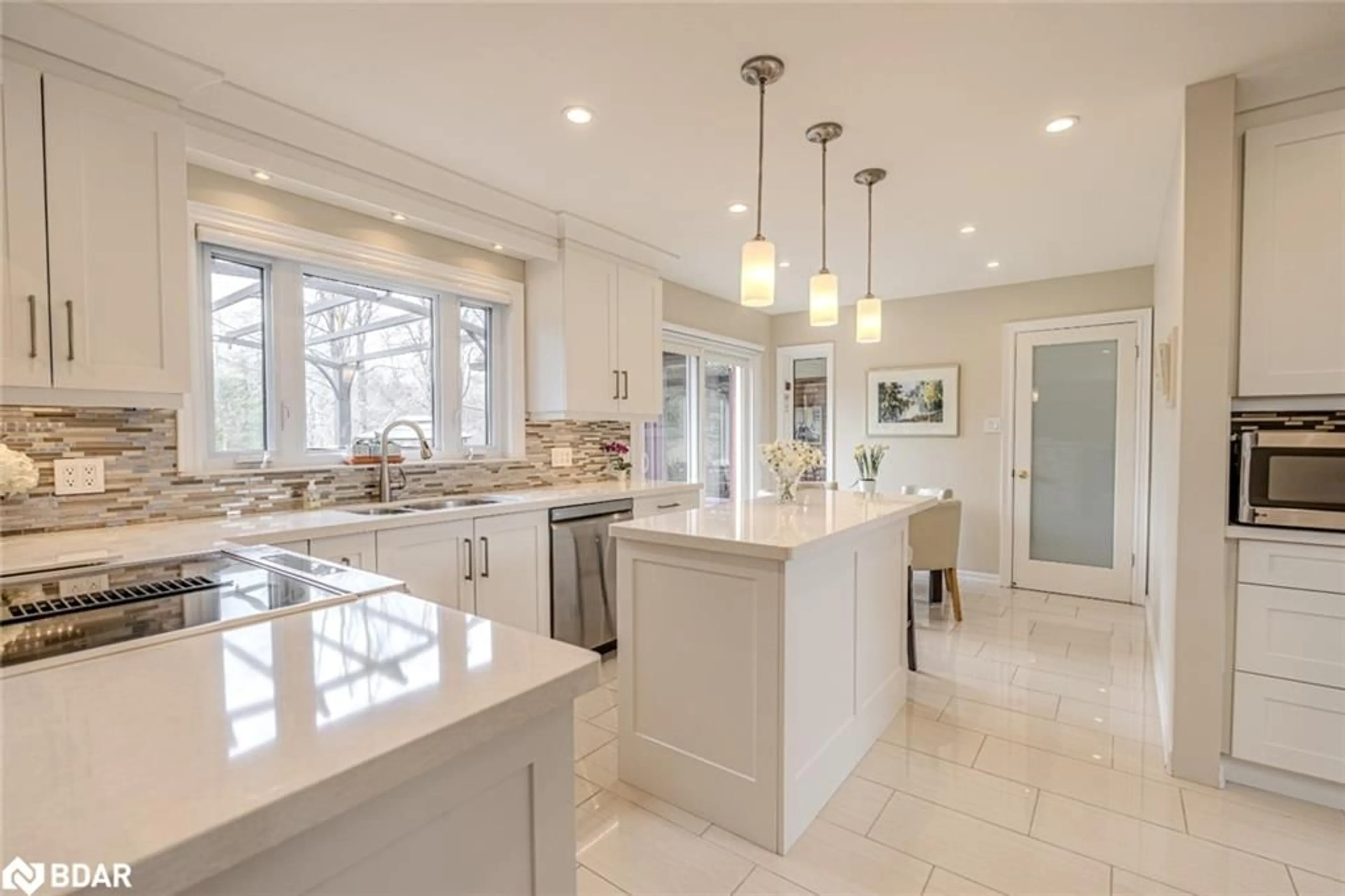 Open concept kitchen, ceramic/tile floor for 10 Trillium Trail, Oro-Medonte Ontario L0K 1E0