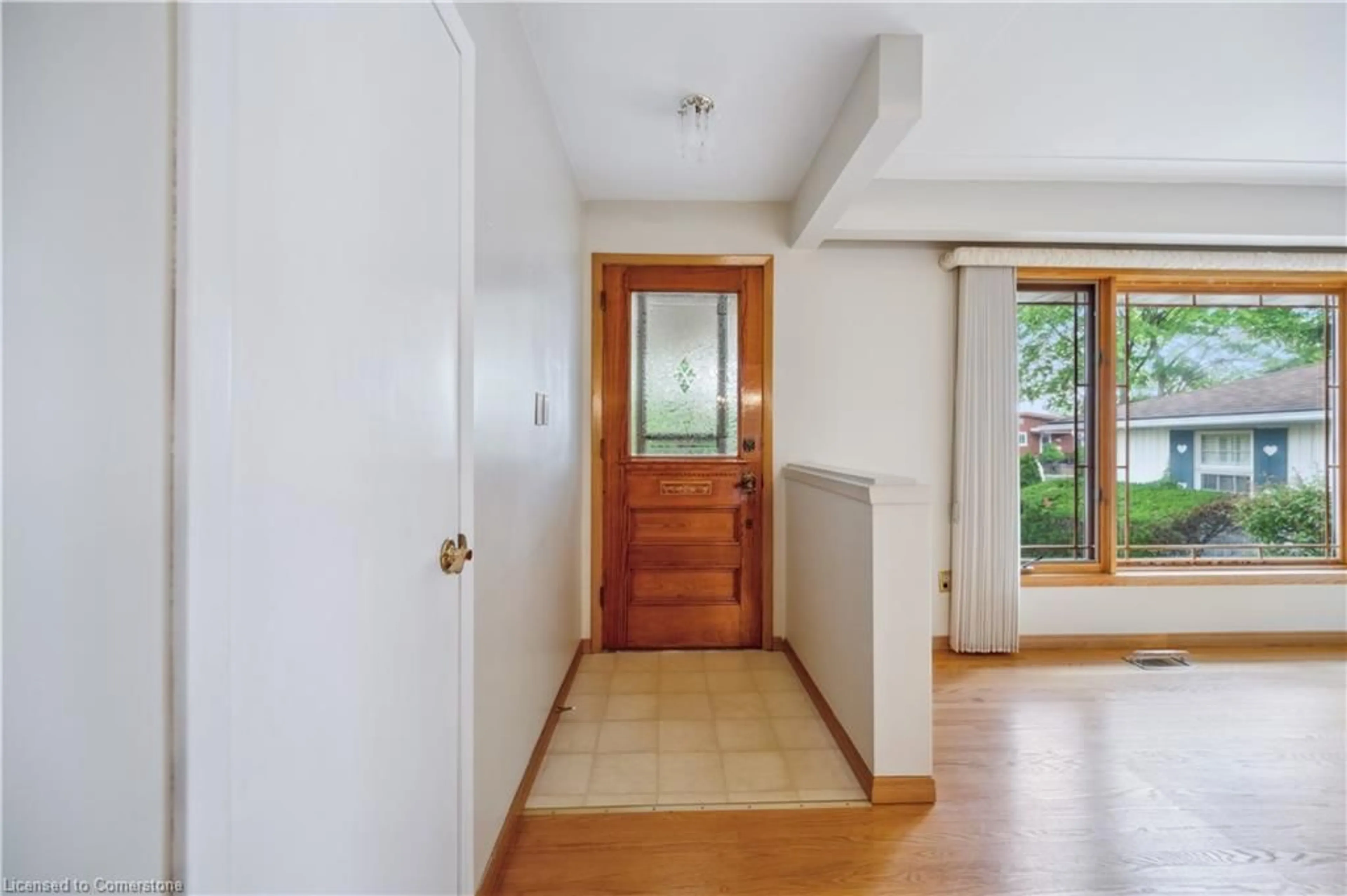 Indoor entryway for 126 Elkington Dr, Kitchener Ontario N2B 1S3