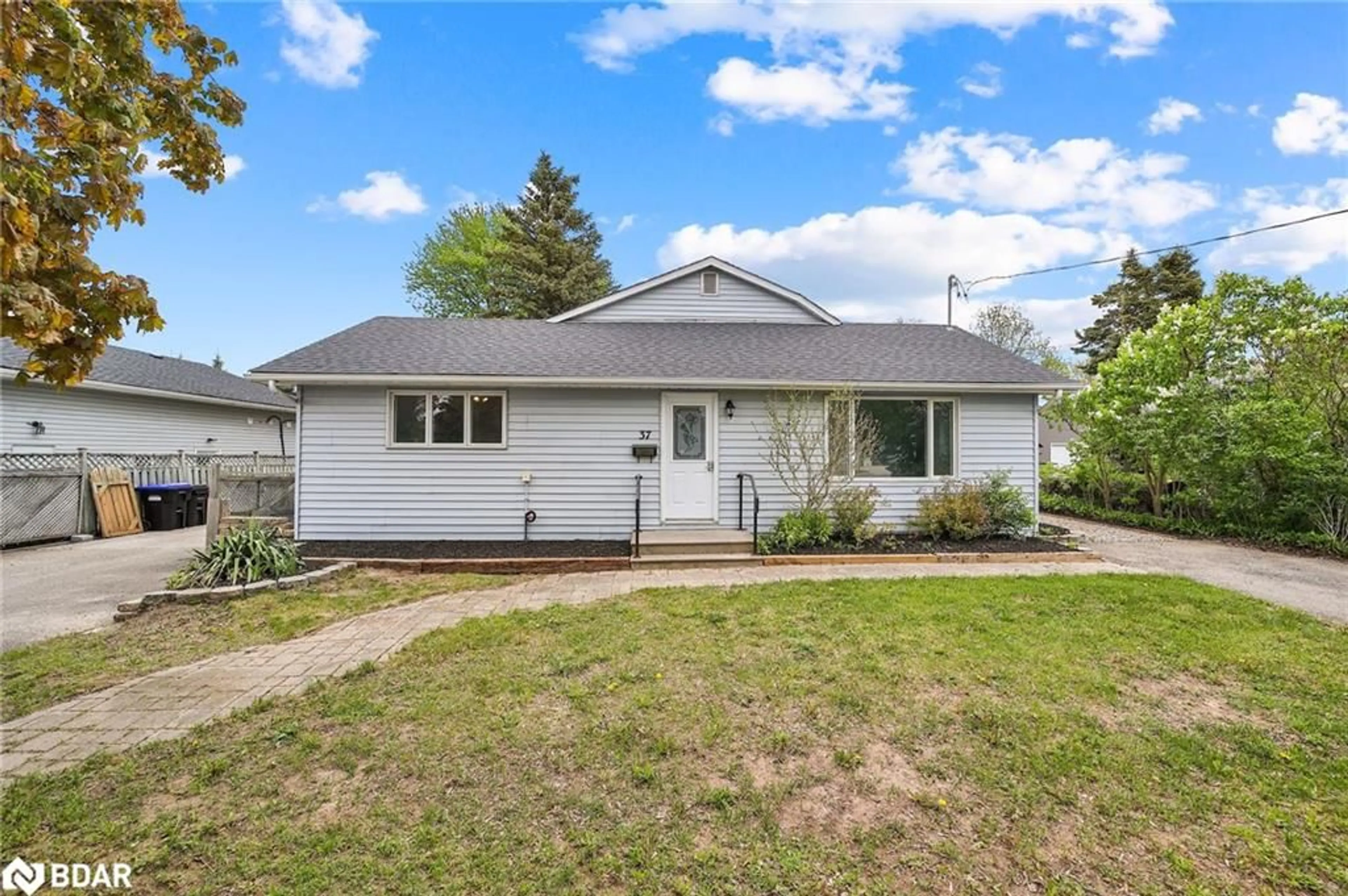 Home with vinyl exterior material, street for 37 Tottenham Rd, Alliston Ontario L9R 1J9